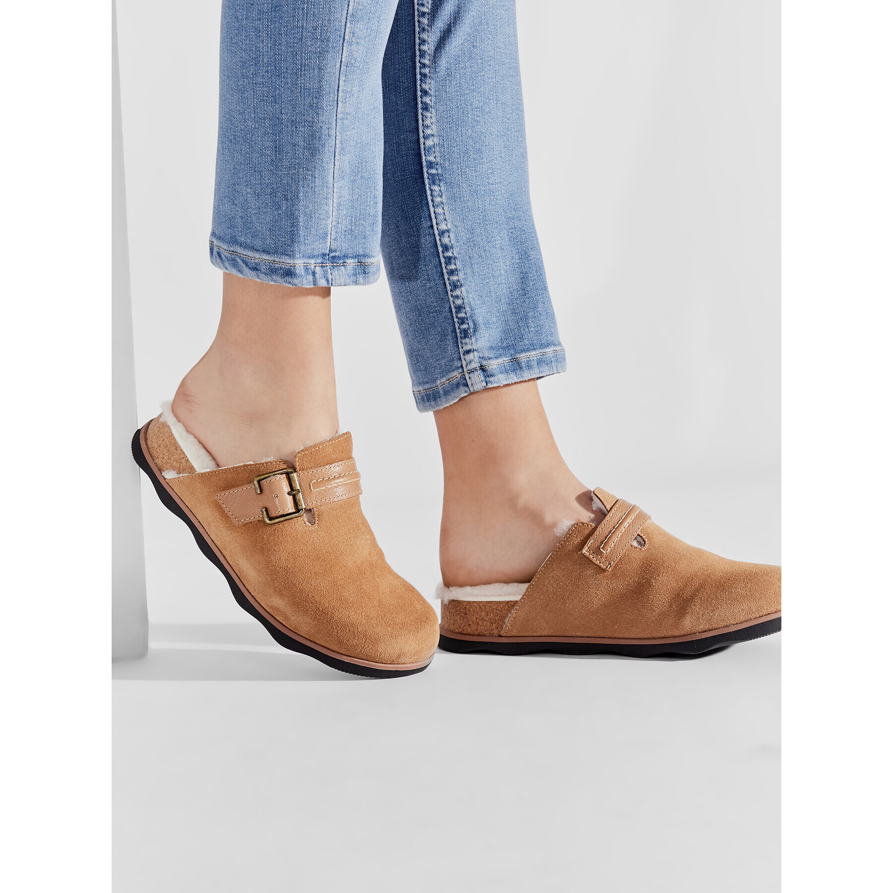 Clarks Пантофи Brynn Slide 261664724 Кафяв - Pepit.bg