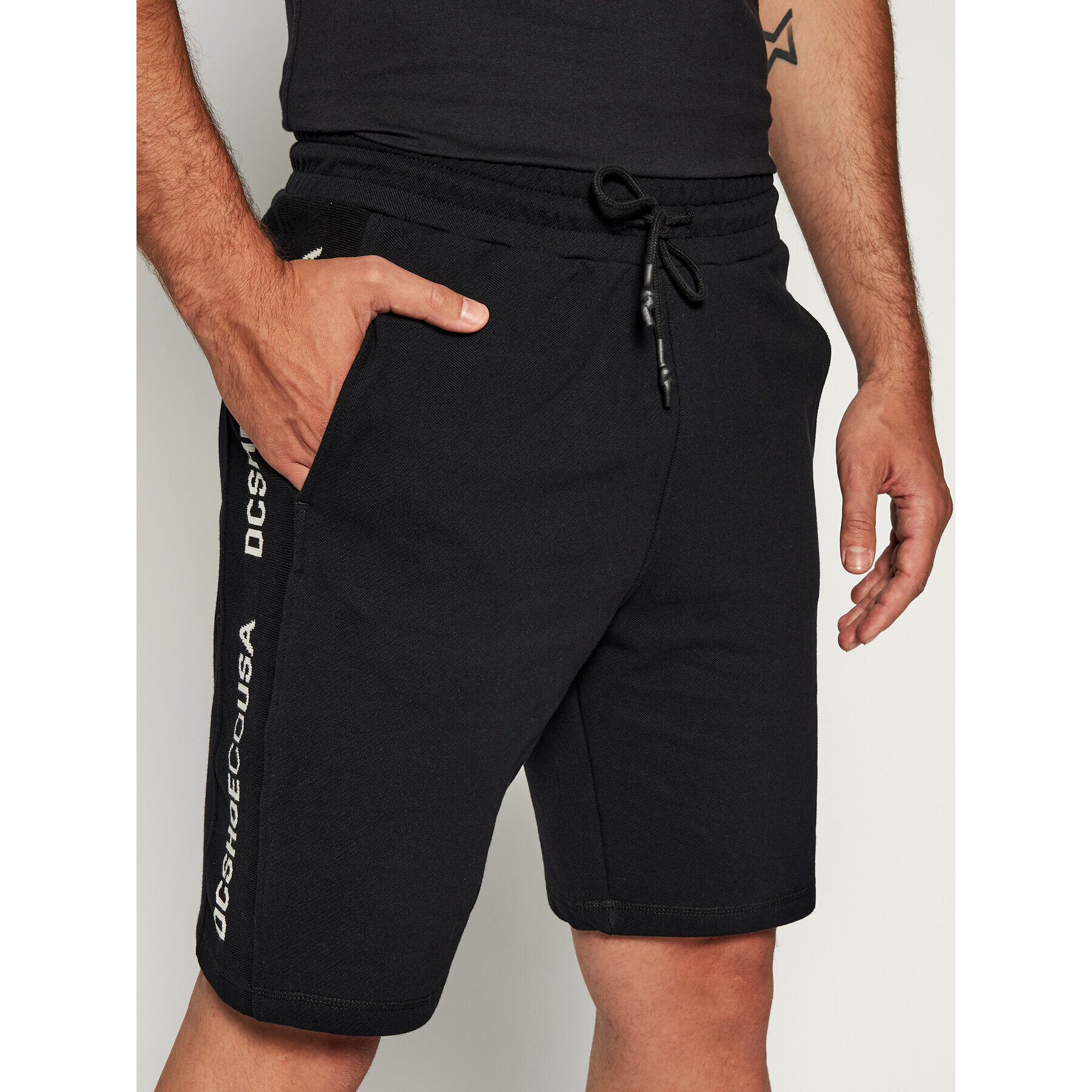 DC Спортни шорти Middlegate Sweat EDYFB03082 Черен Regular Fit - Pepit.bg