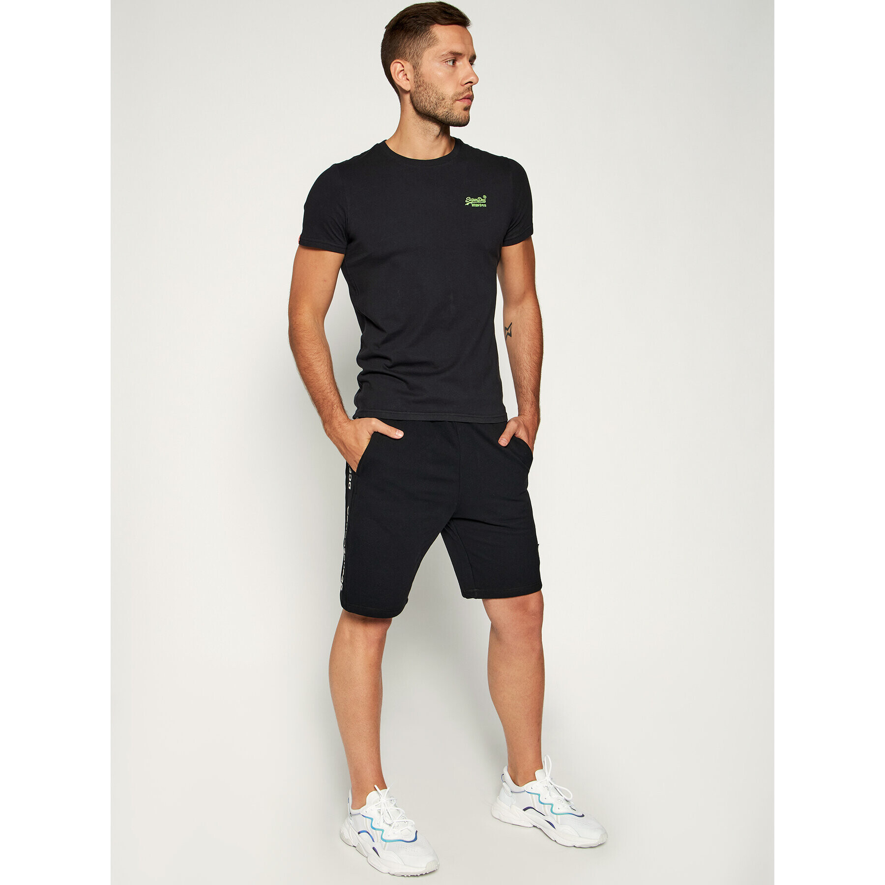 DC Спортни шорти Middlegate Sweat EDYFB03082 Черен Regular Fit - Pepit.bg