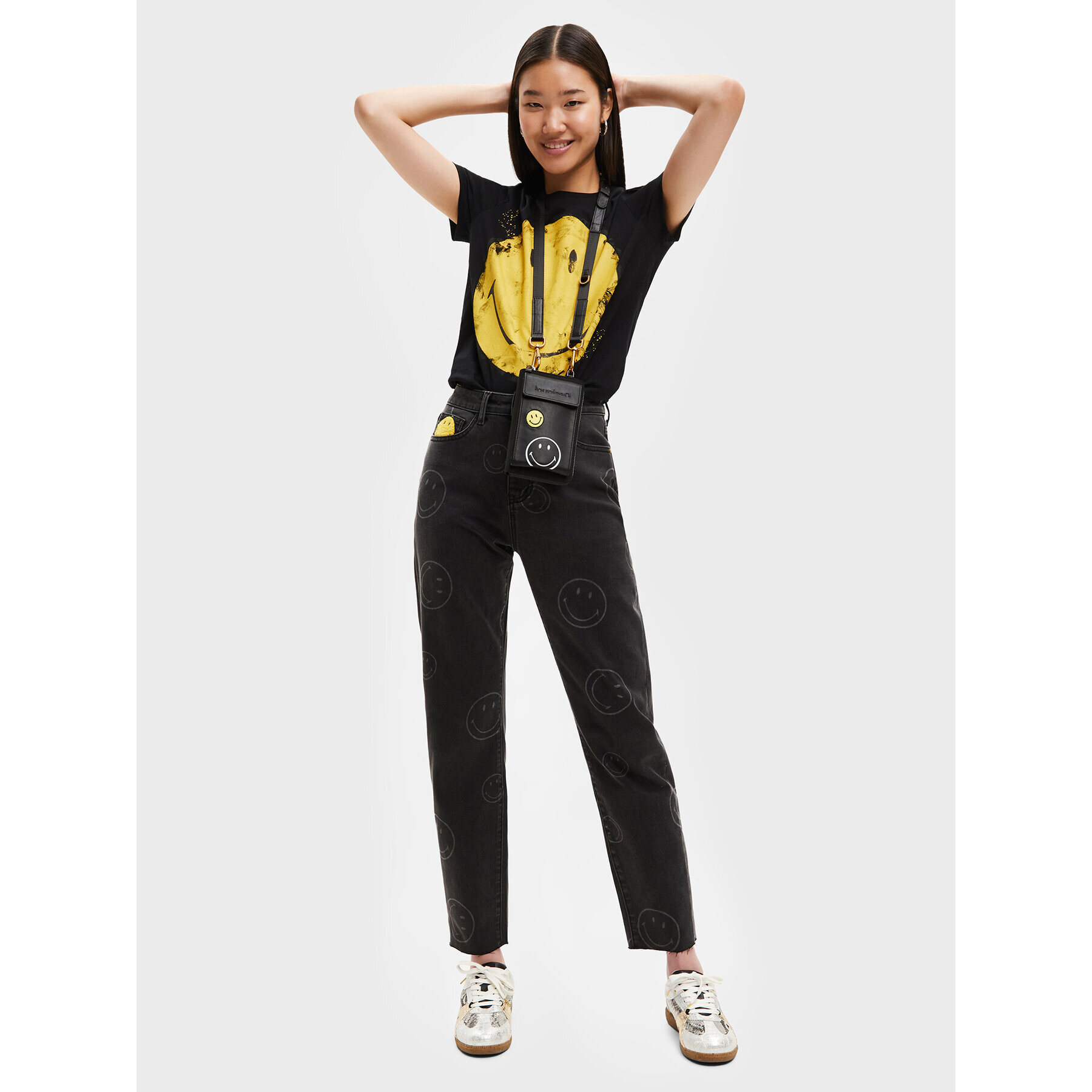 Desigual Дънки SMILEY I 22WWDD65 Черен Mom Fit - Pepit.bg