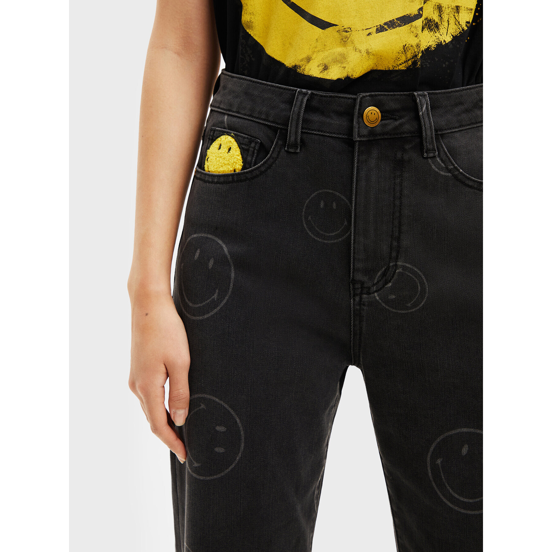 Desigual Дънки SMILEY I 22WWDD65 Черен Mom Fit - Pepit.bg