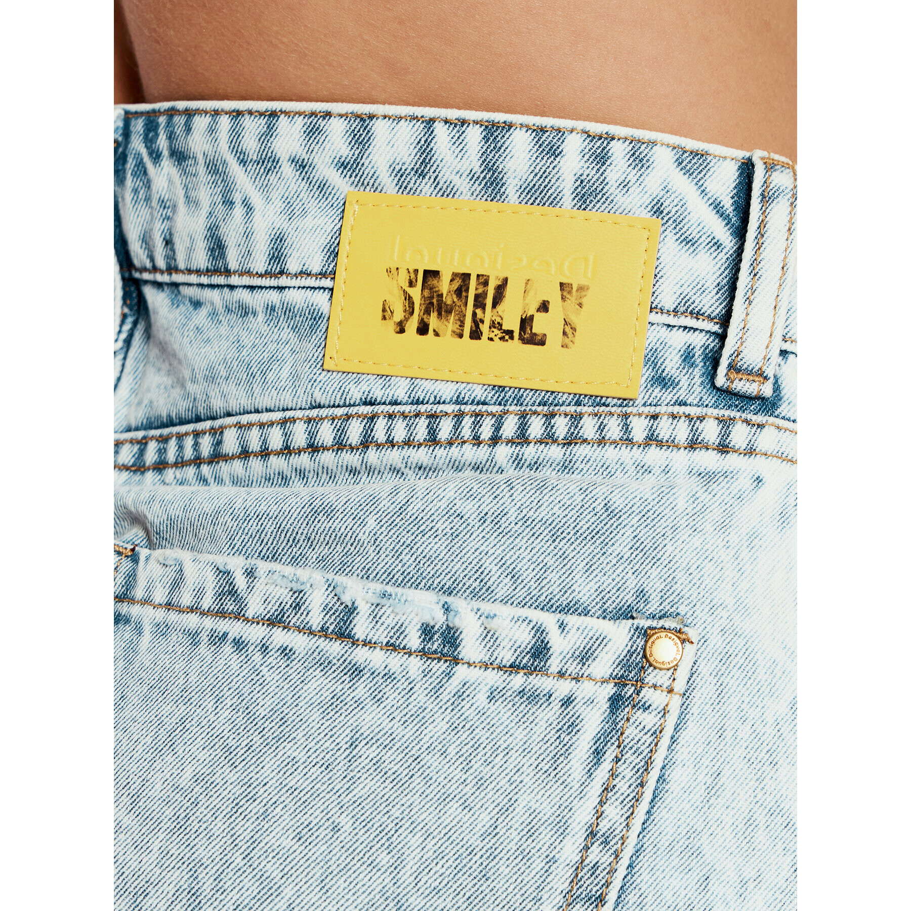 Desigual Дънкови шорти SMILEY Cat Smiley 22SWDD48 Син Regular Fit - Pepit.bg