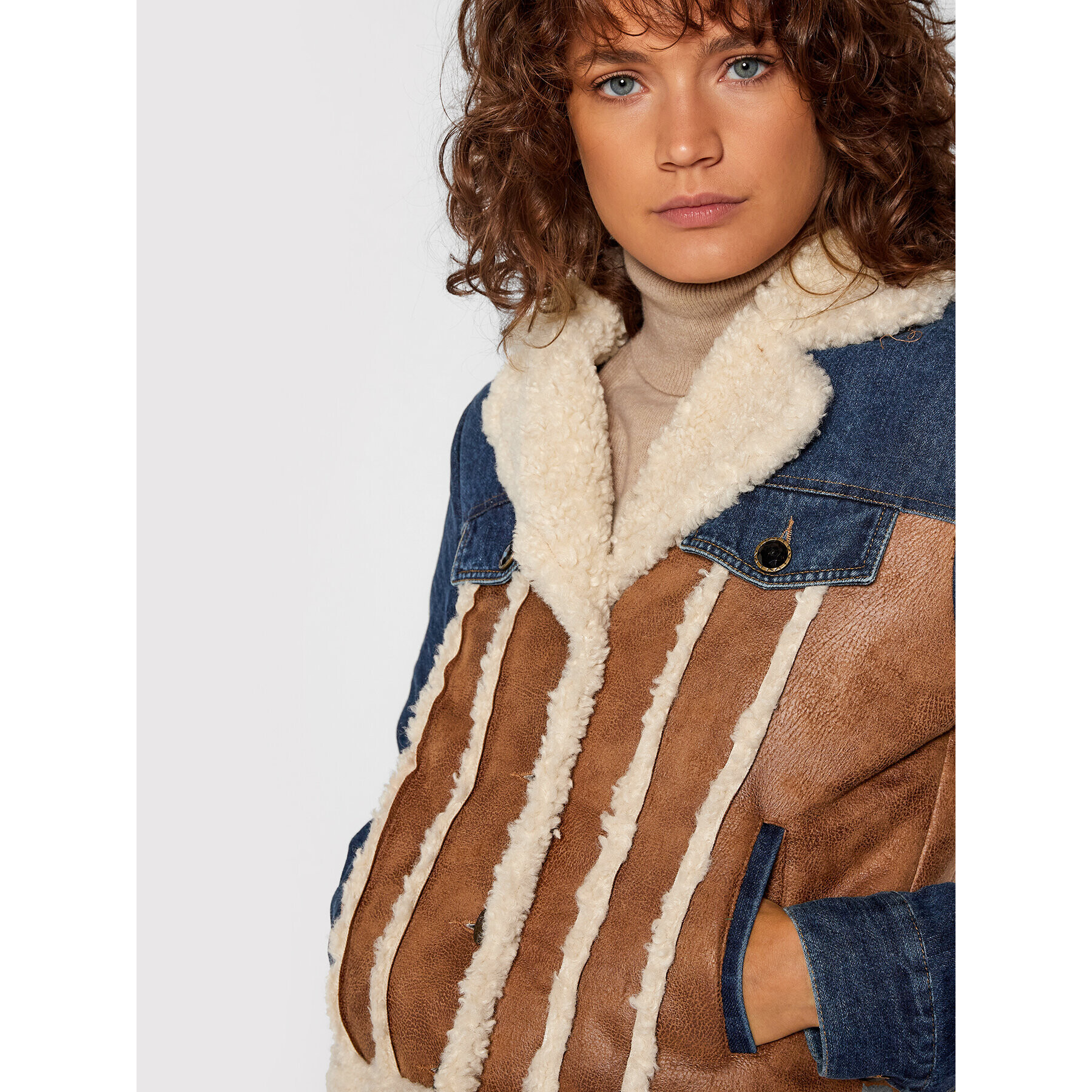 Desigual Преходно яке Daniela 21WWED37 Цветен Regular Fit - Pepit.bg