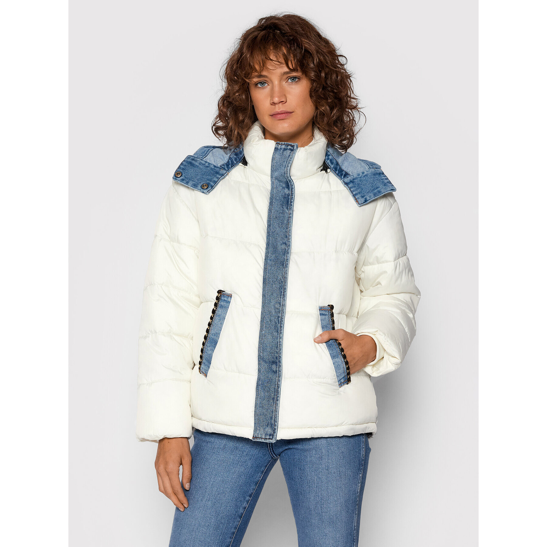 Desigual Пухено яке Austen 21WWEW33 Бял Regular Fit - Pepit.bg