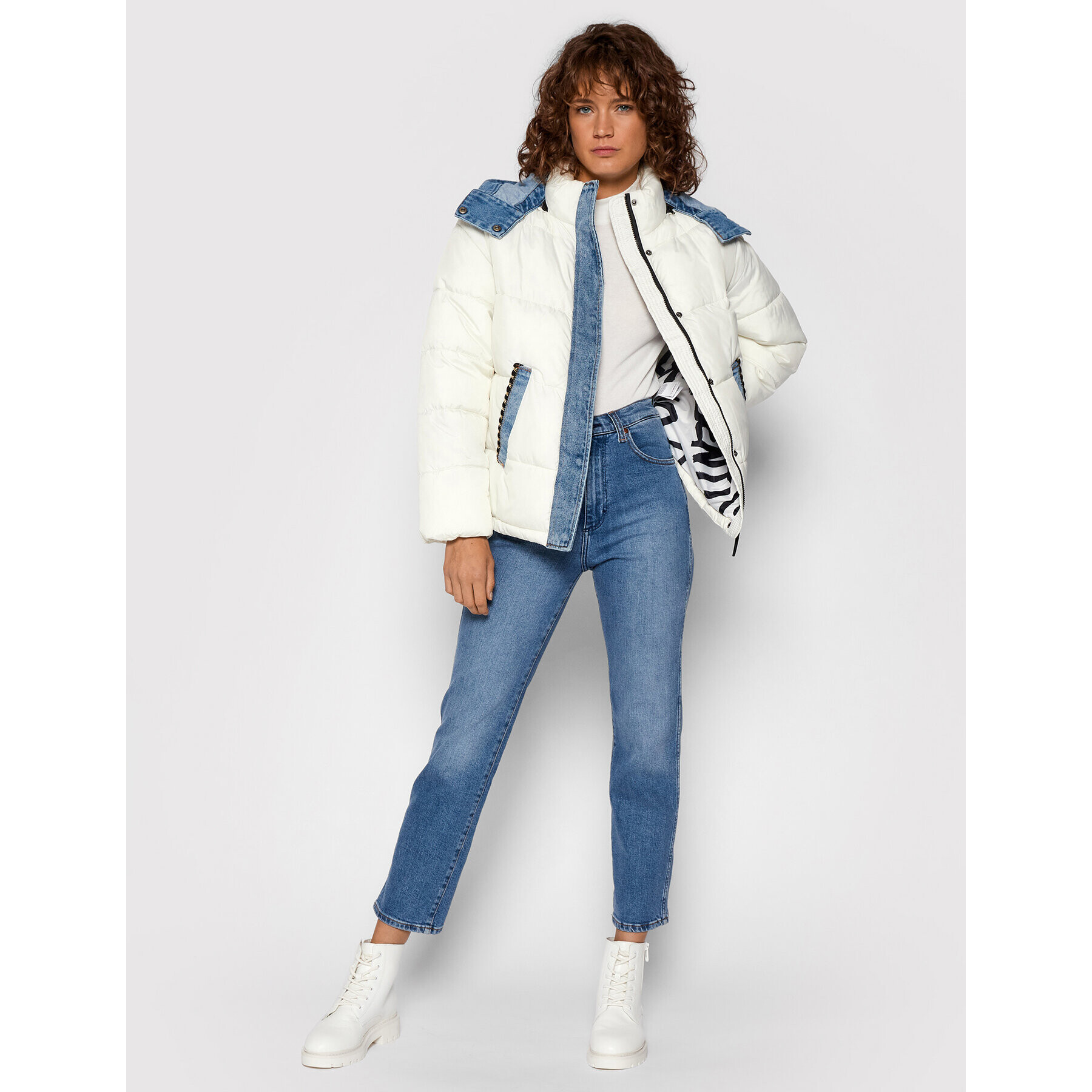 Desigual Пухено яке Austen 21WWEW33 Бял Regular Fit - Pepit.bg