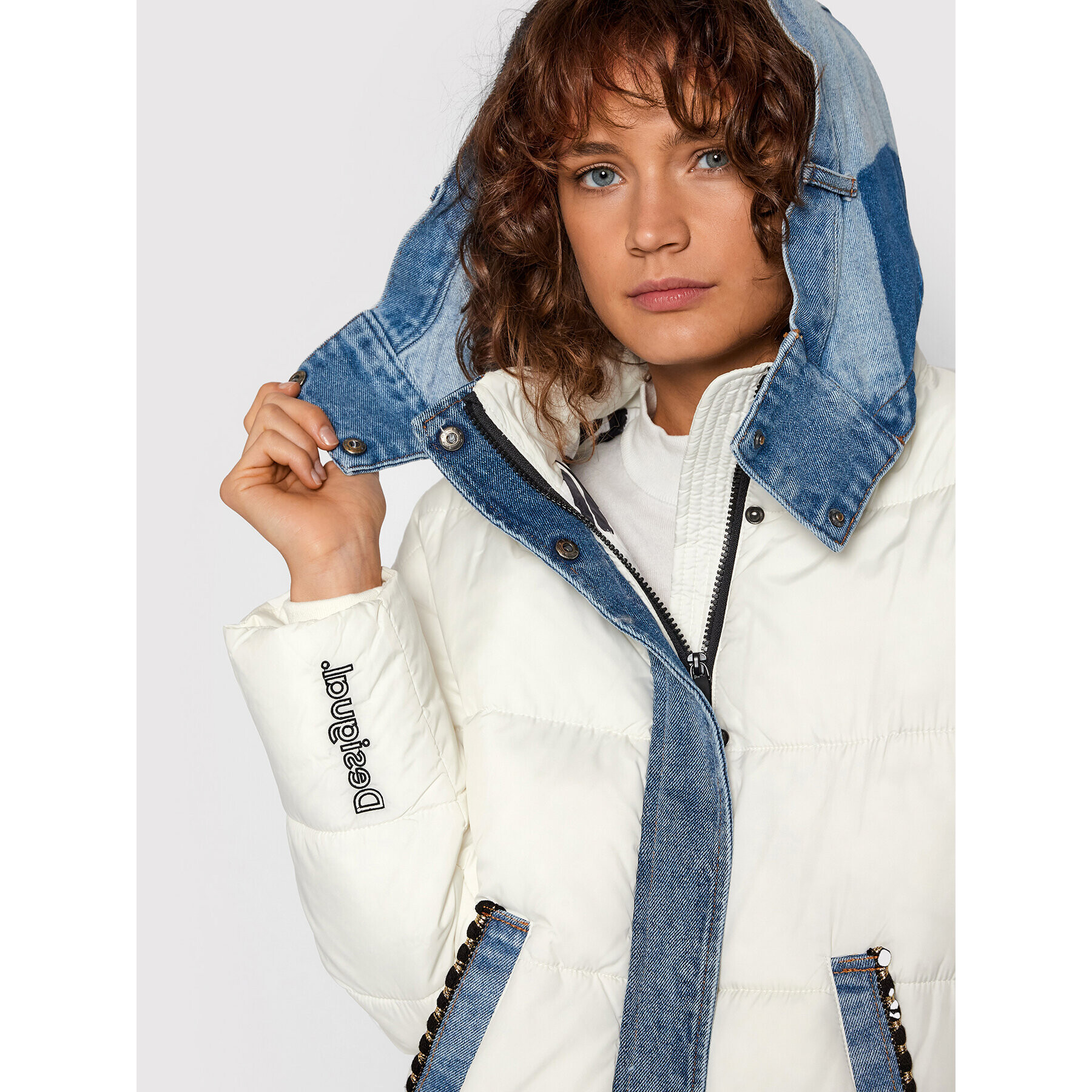 Desigual Пухено яке Austen 21WWEW33 Бял Regular Fit - Pepit.bg