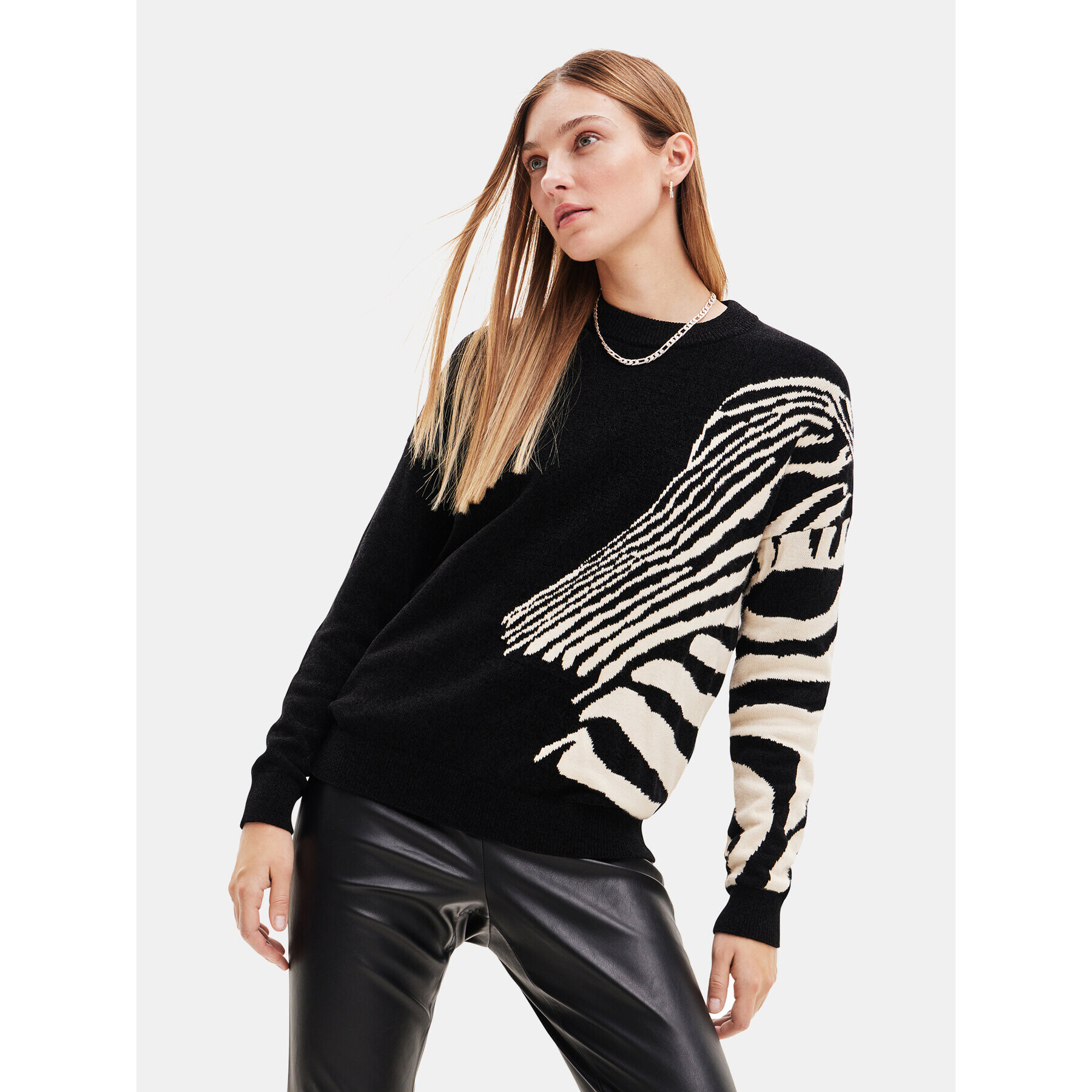 Desigual Пуловер 23WWJF10 Черен Loose Fit - Pepit.bg