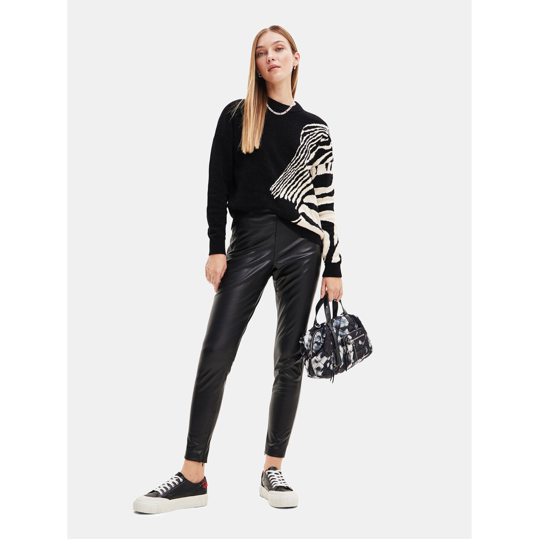 Desigual Пуловер 23WWJF10 Черен Loose Fit - Pepit.bg