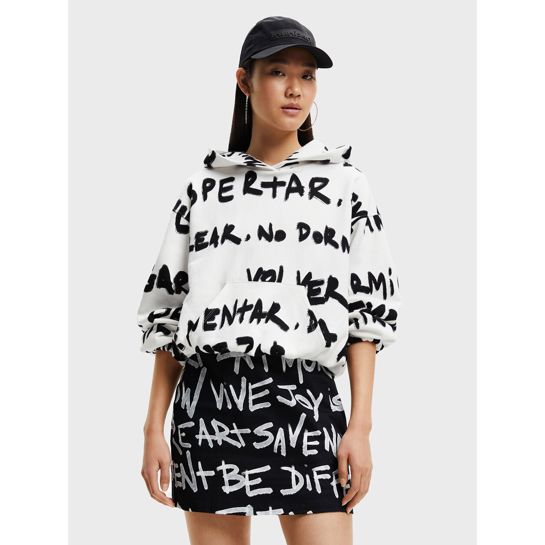 Desigual Суитшърт Kora 22WWSK44 Бежов Regular Fit - Pepit.bg