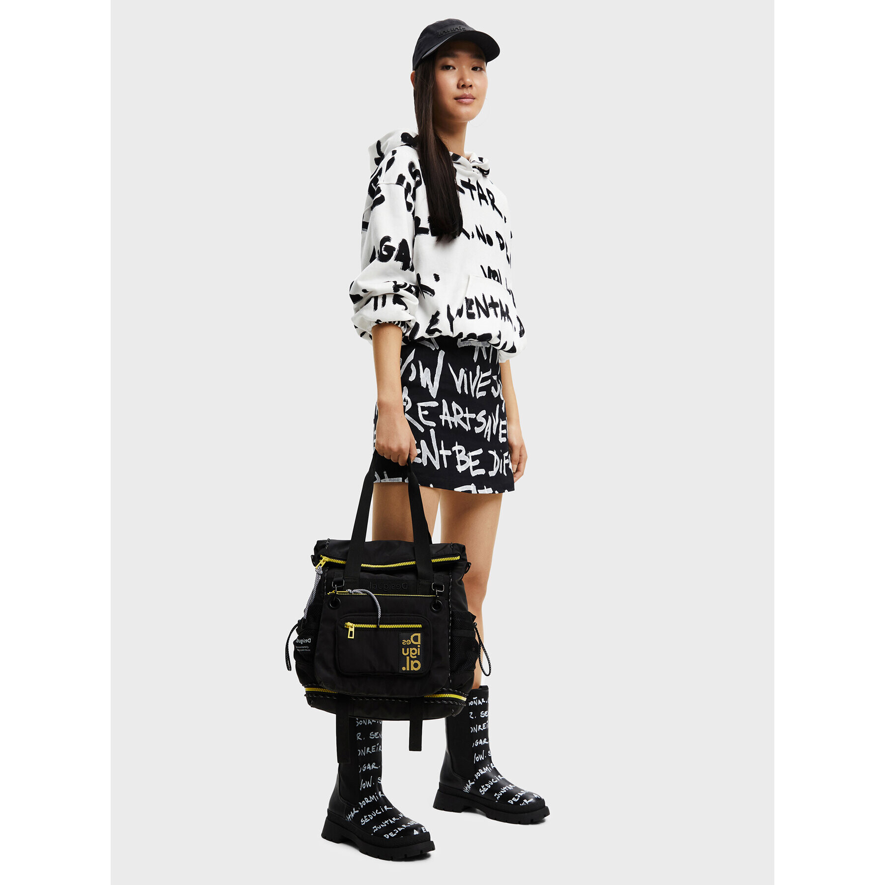 Desigual Суитшърт Kora 22WWSK44 Бежов Regular Fit - Pepit.bg