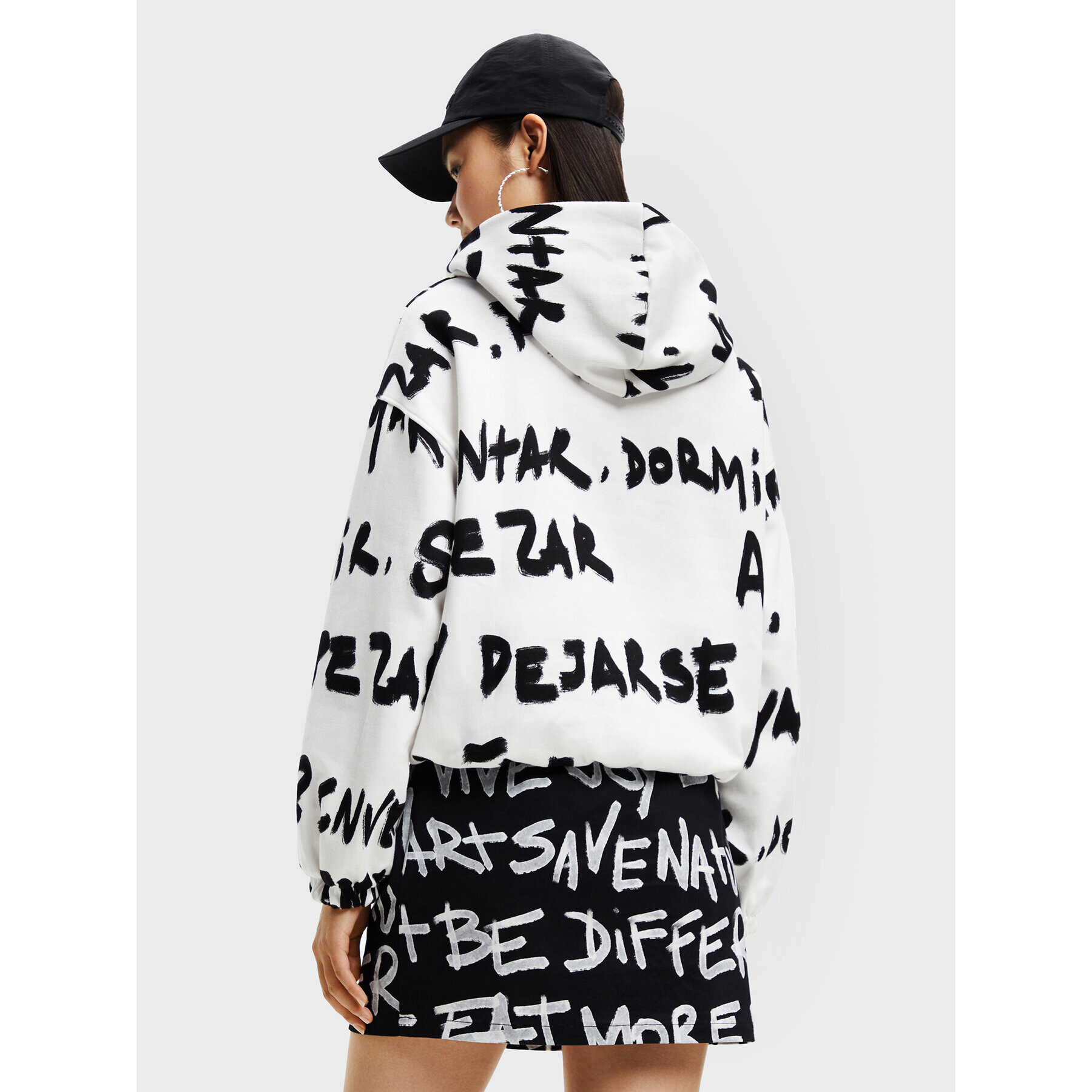 Desigual Суитшърт Kora 22WWSK44 Бежов Regular Fit - Pepit.bg