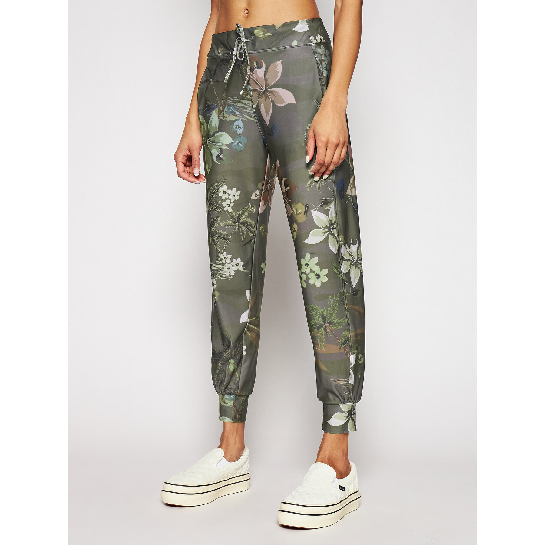 Desigual Текстилни панталони Cropped Camo 21SOPK02 Зелен Regular Fit - Pepit.bg