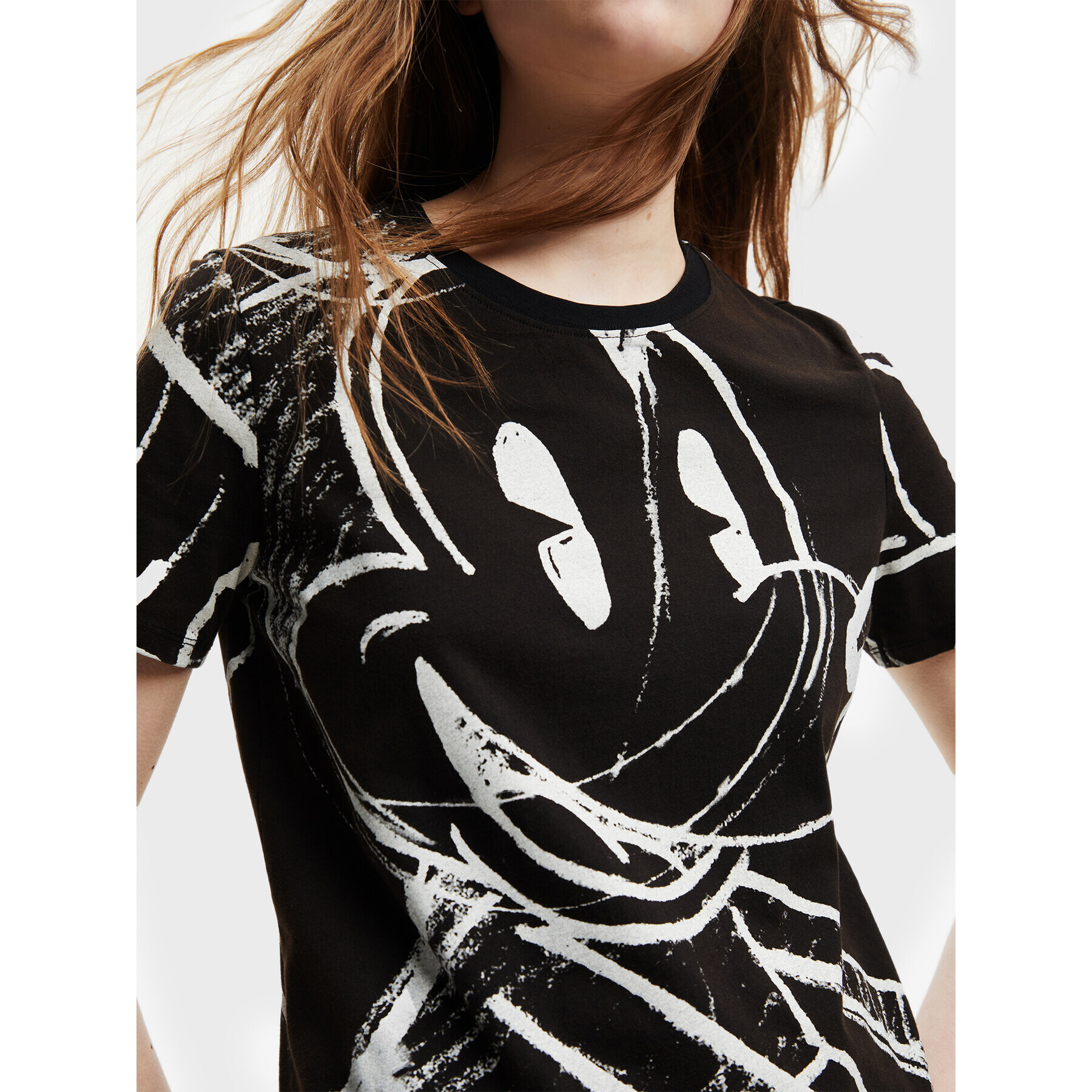 Desigual Тишърт DISNEY Mickey Trazos 22WWTK85 Черен Regular Fit - Pepit.bg