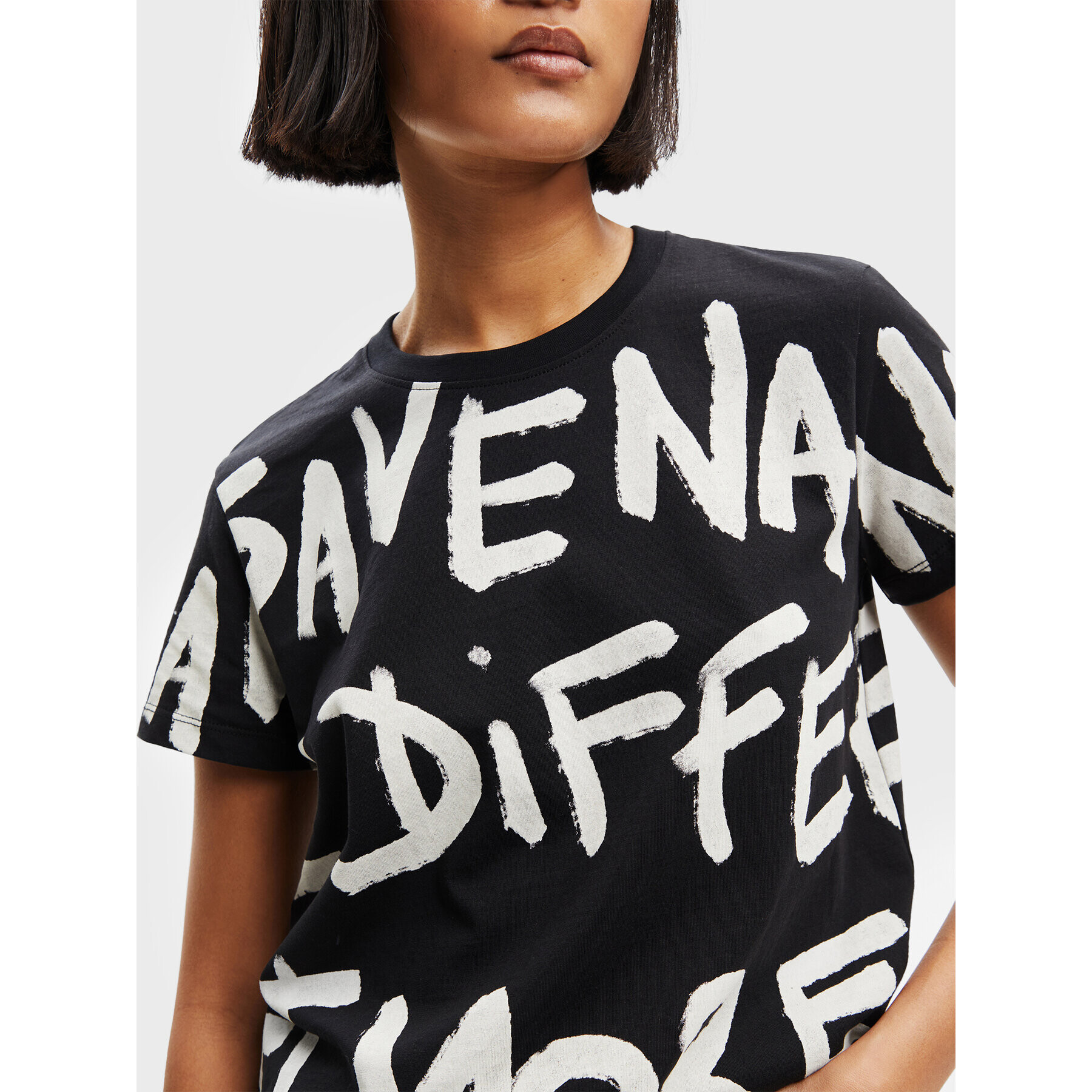 Desigual Тишърт Enya 22WWTK21 Черен Regular Fit - Pepit.bg