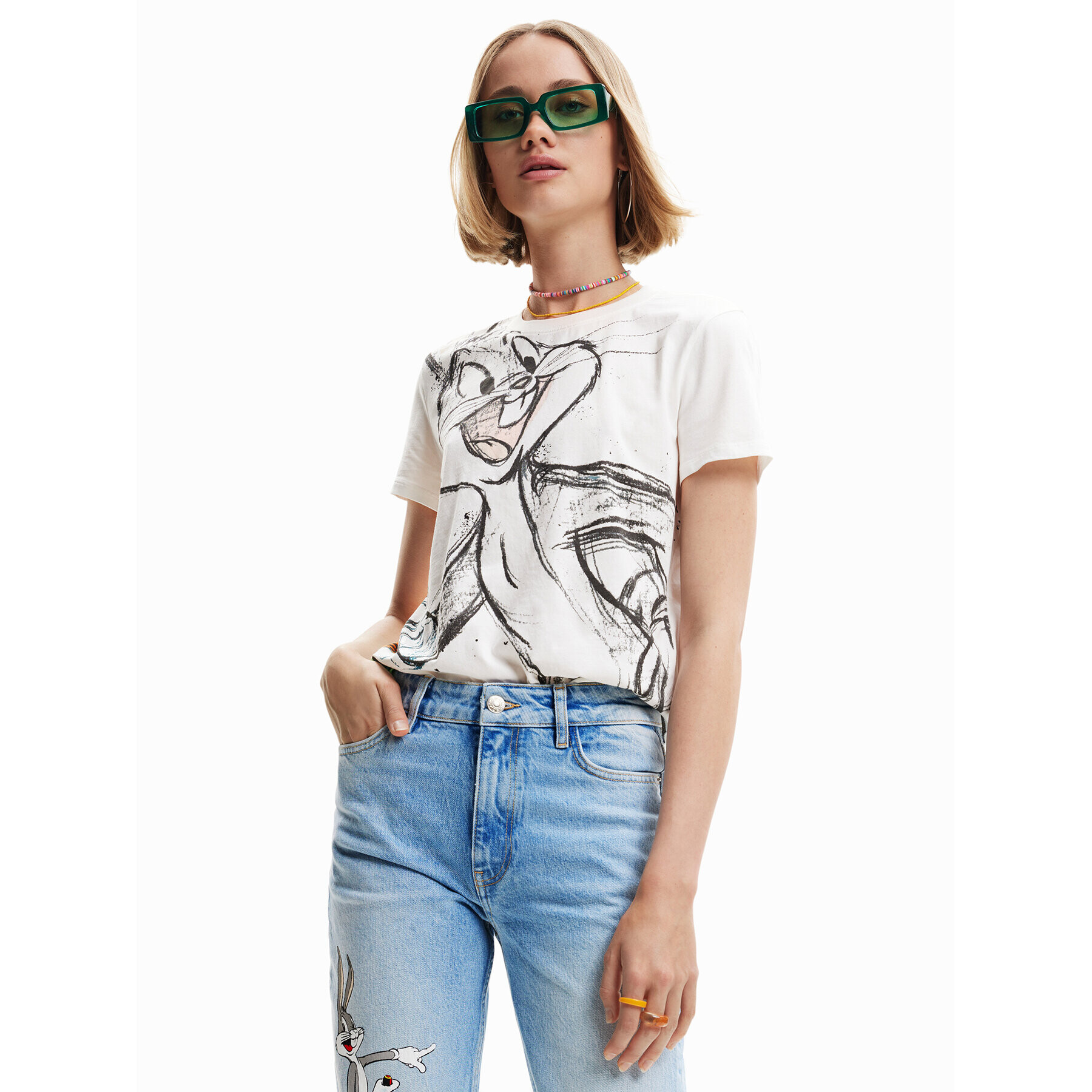 Desigual Тишърт LOONEY TUNES Bugs Carrot 23SWTKBT Бял Regular Fit - Pepit.bg