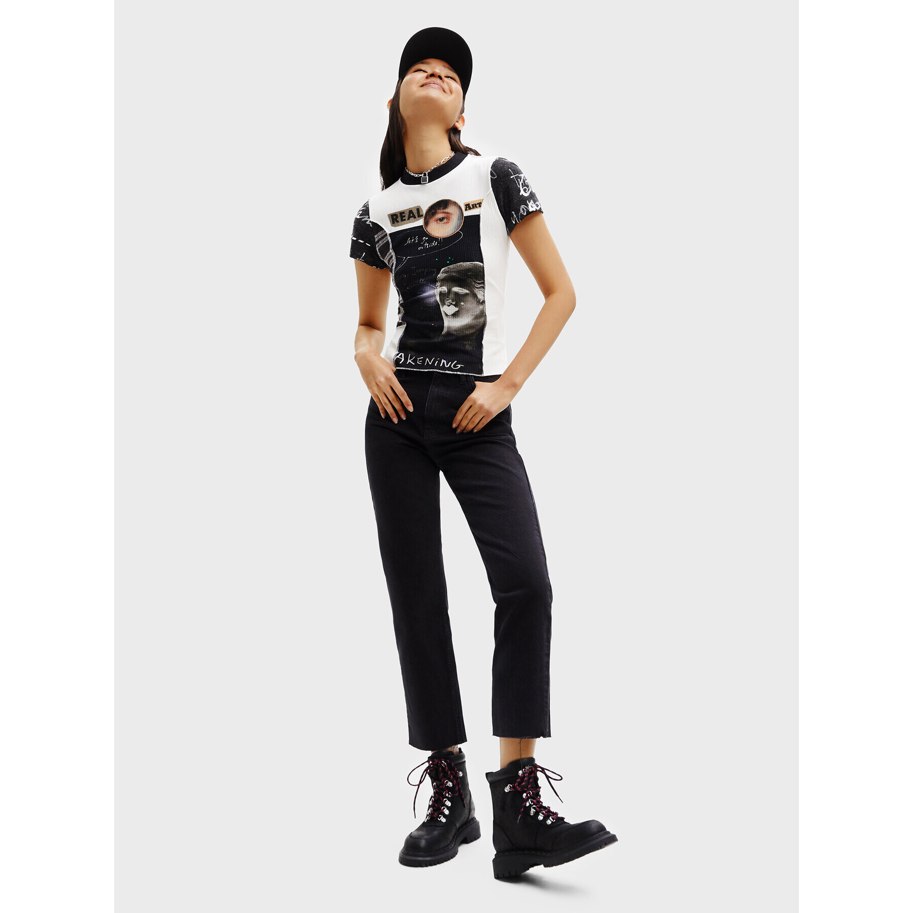 Desigual Тишърт Real Artoholic 22WWTK25 Бежов Slim Fit - Pepit.bg