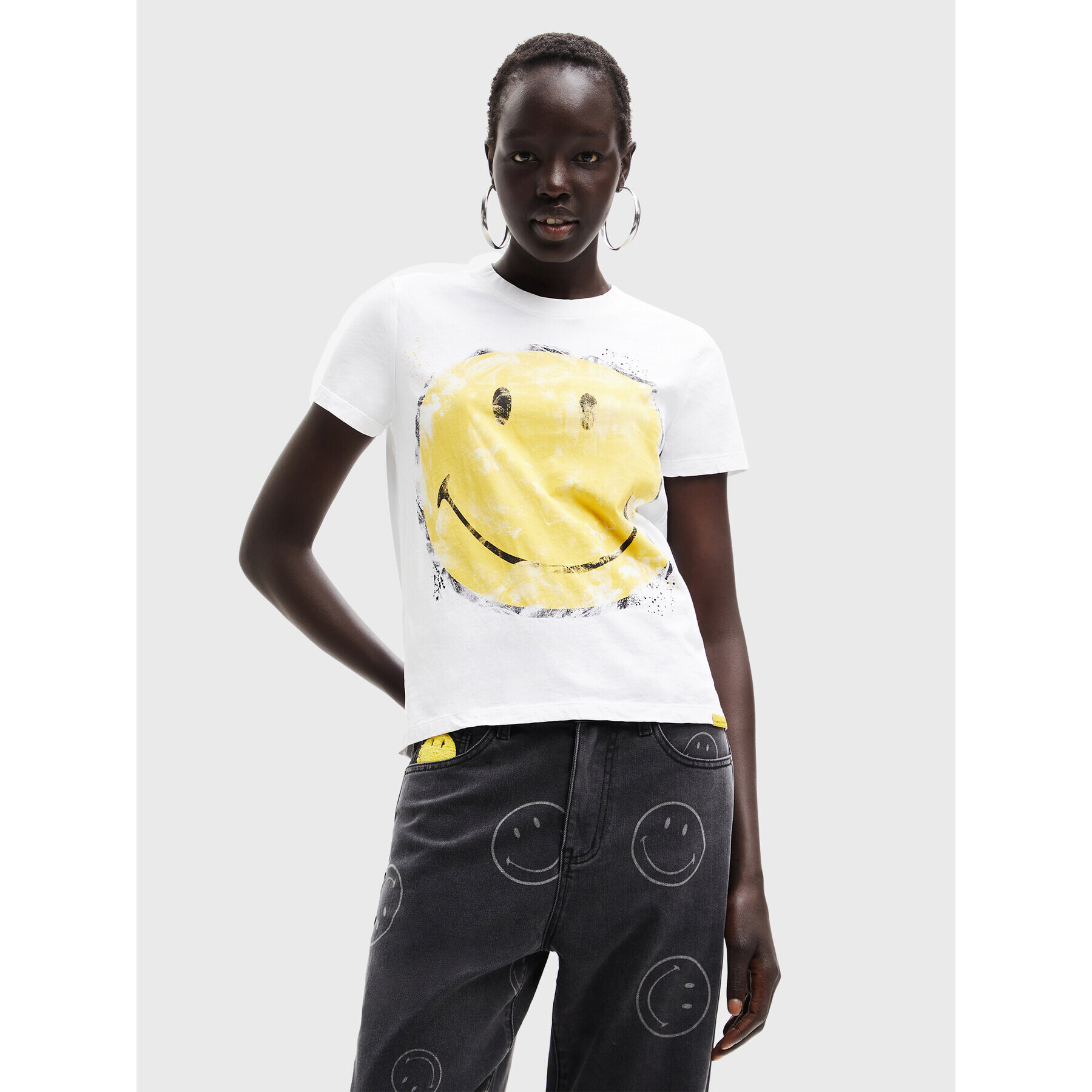 Desigual Тишърт SMILEY Ria 22WWTKAJ Бял Regular Fit - Pepit.bg