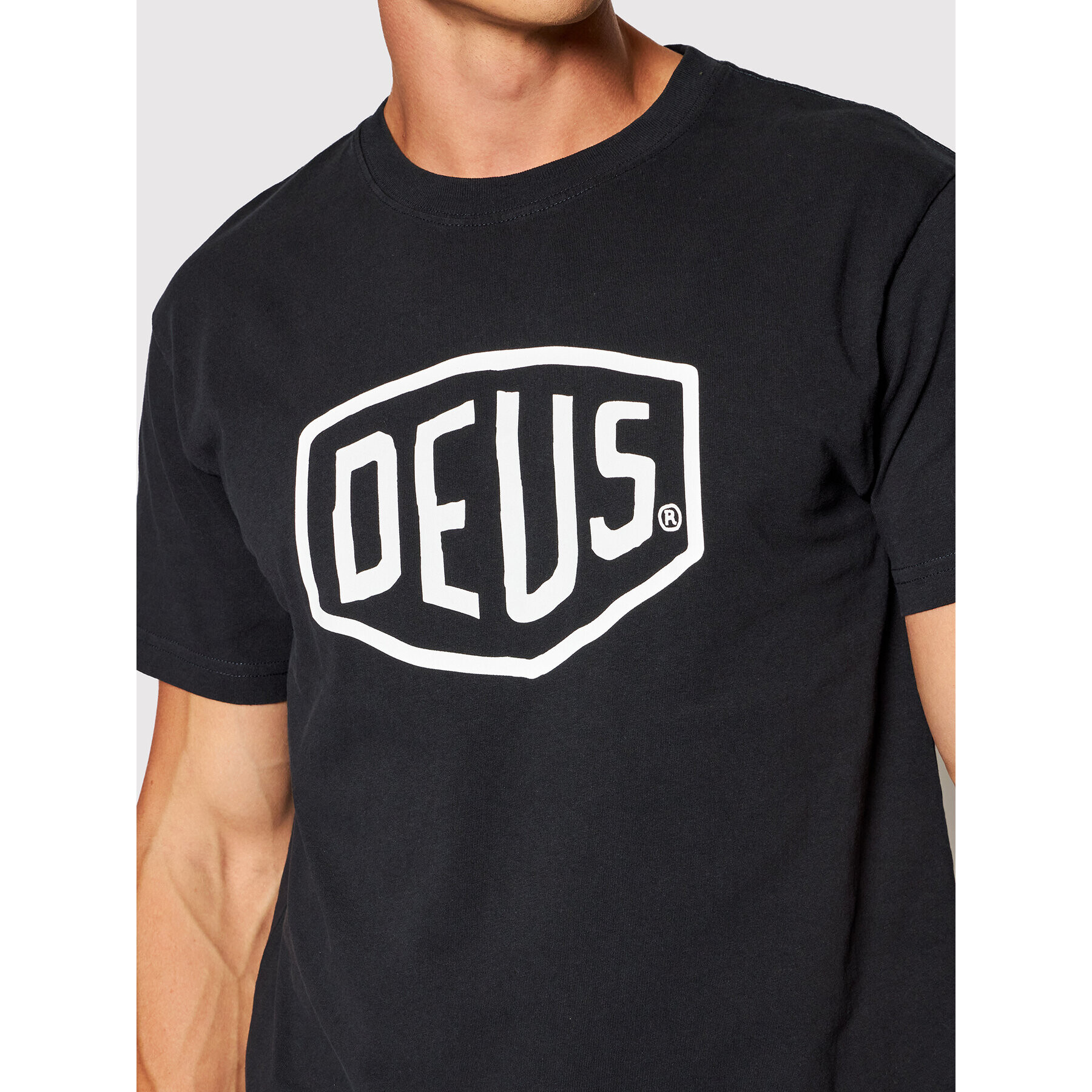 Deus Ex Machina Тишърт Shield DMW41808E Черен Regular Fit - Pepit.bg