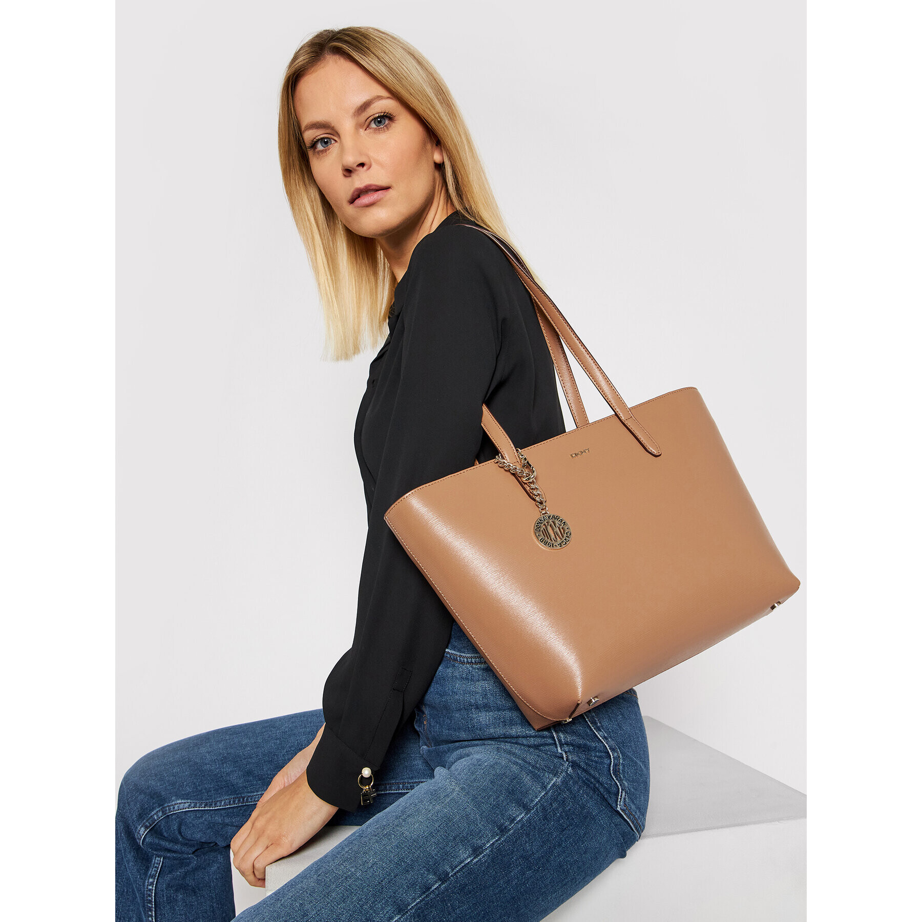 DKNY Дамска чанта Bryant Medium Tote R74A3014 Бежов - Pepit.bg