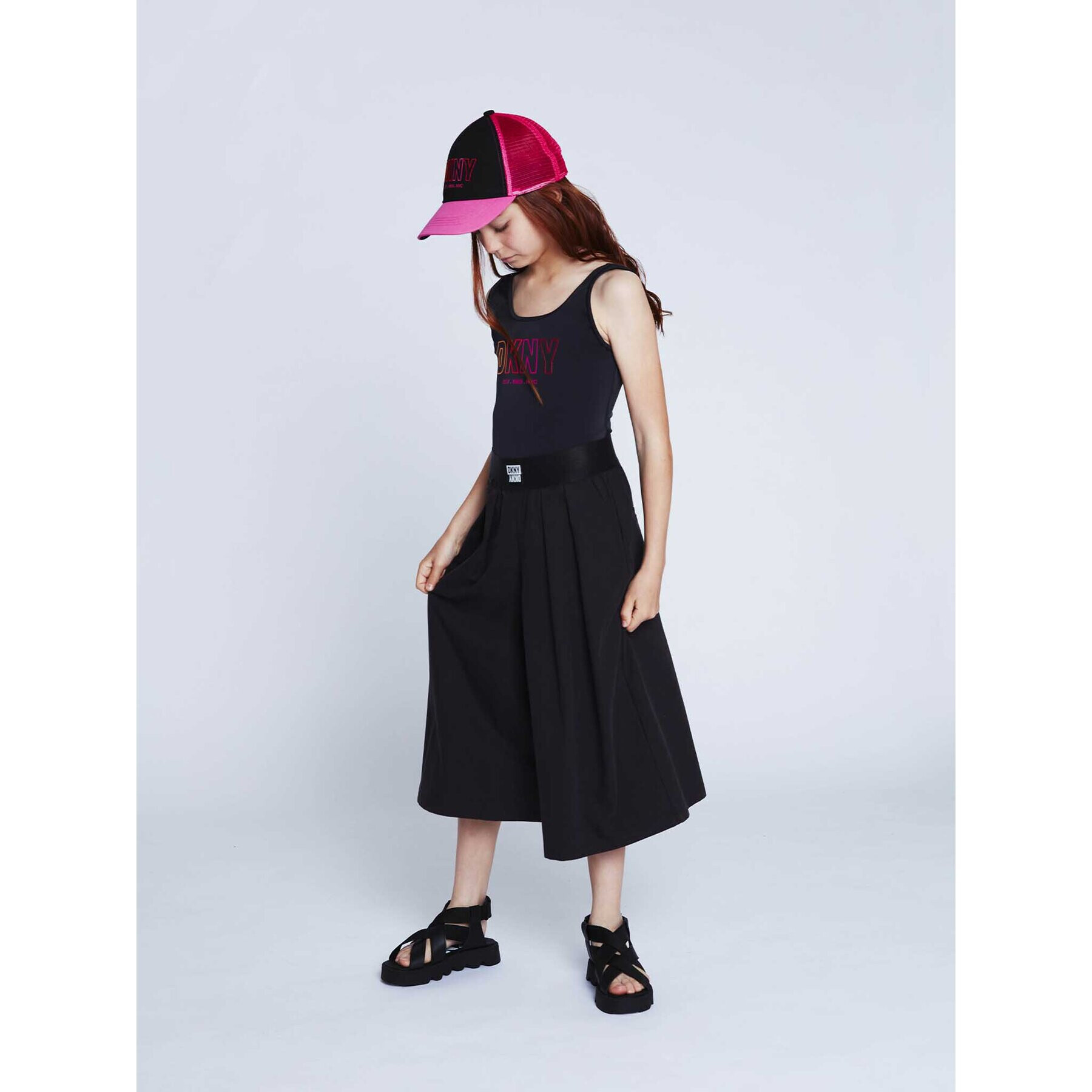 DKNY Панталони тип кюлоти D34A98 D Черен Loose Fit - Pepit.bg