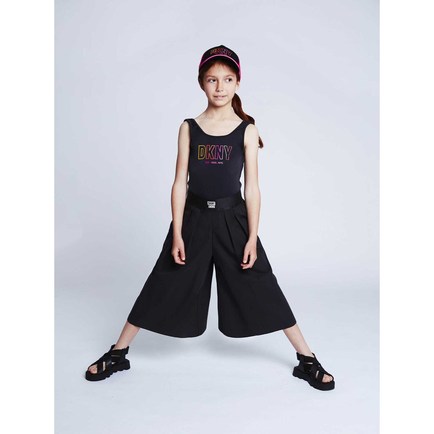 DKNY Панталони тип кюлоти D34A98 D Черен Loose Fit - Pepit.bg