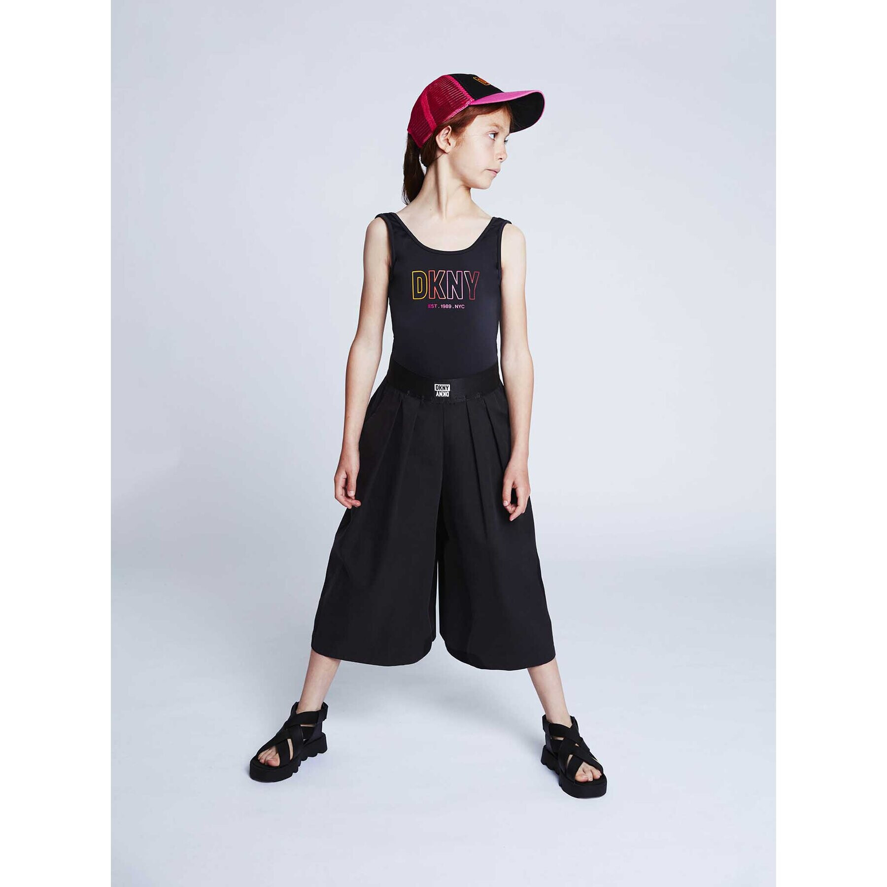DKNY Панталони тип кюлоти D34A98 D Черен Loose Fit - Pepit.bg