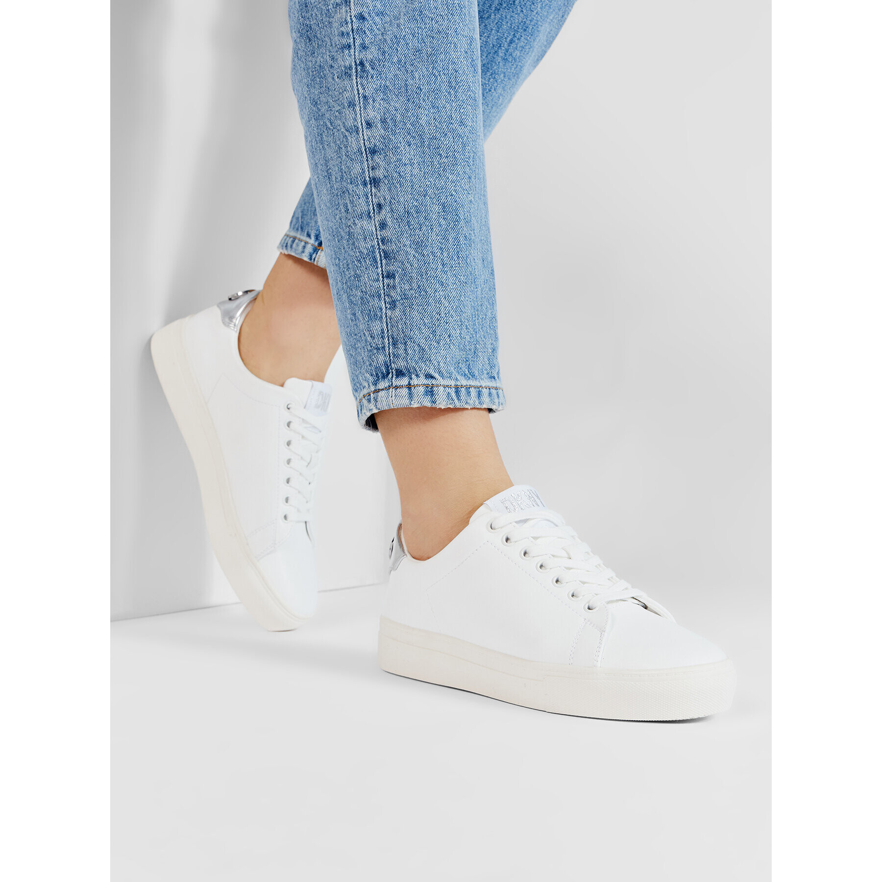 DKNY Сникърси Chambers K4157036 Бял - Pepit.bg