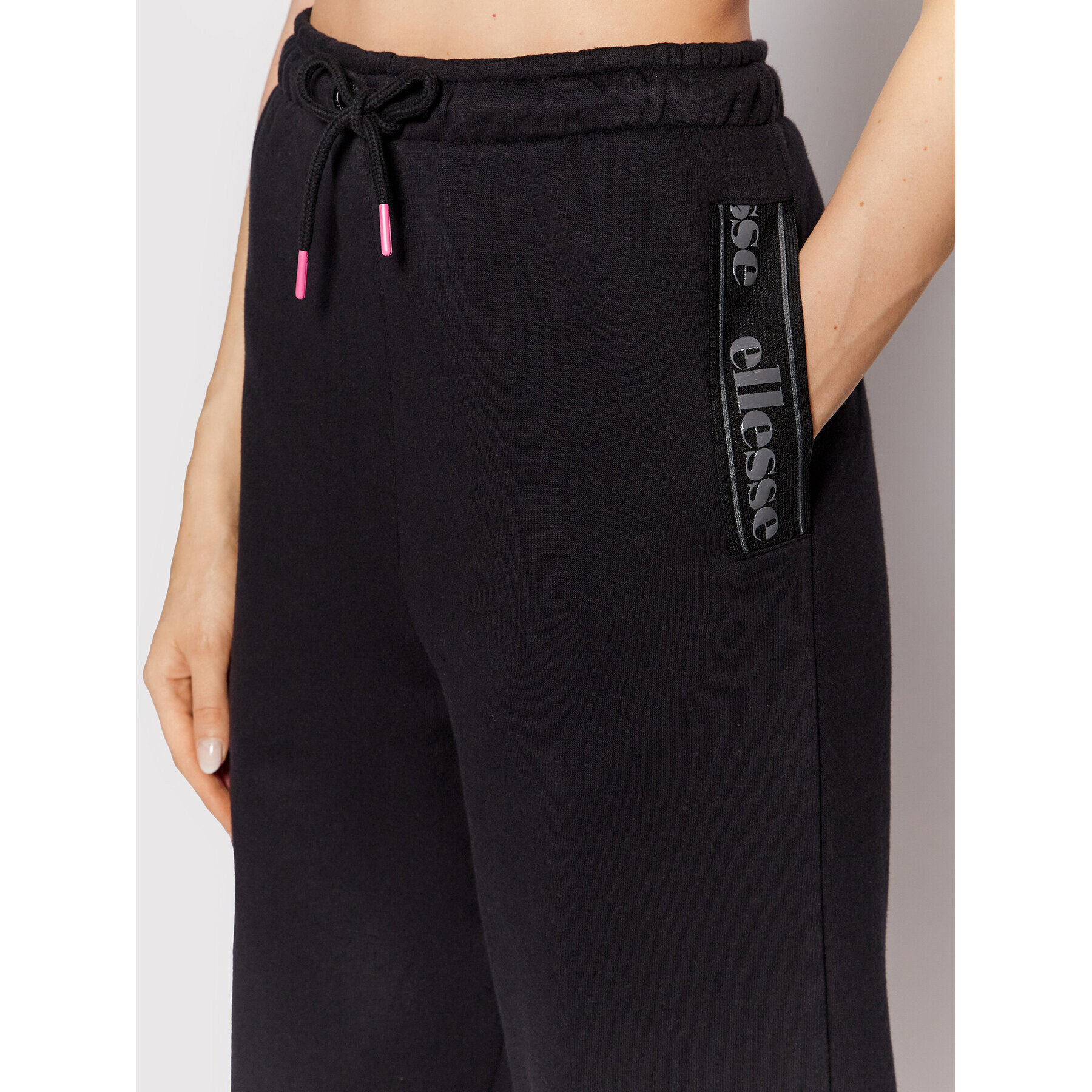 Ellesse Долнище анцуг Novan SGM14154 Черен Relaxed Fit - Pepit.bg