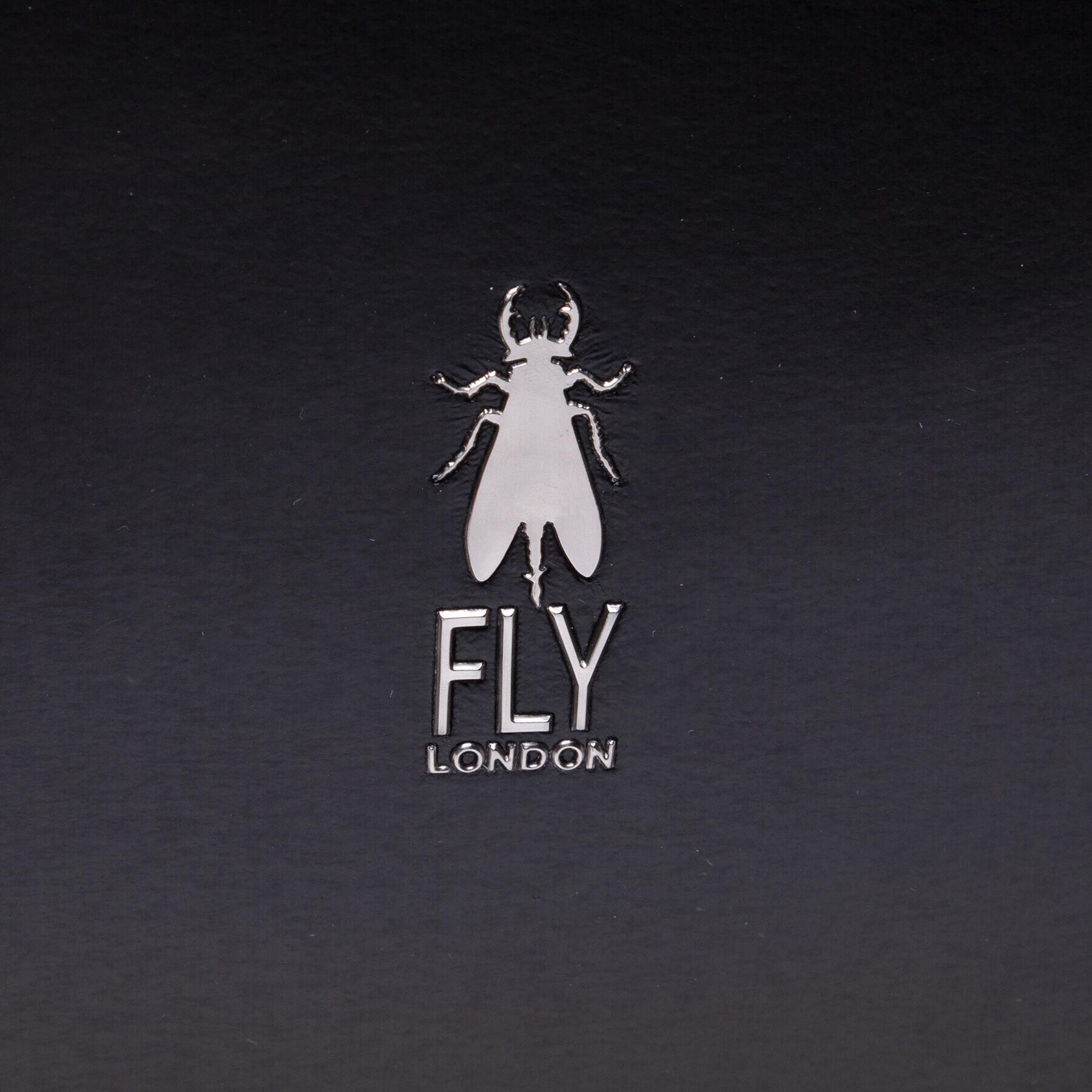 Fly London Дамска чанта Aryfly P974706 Черен - Pepit.bg