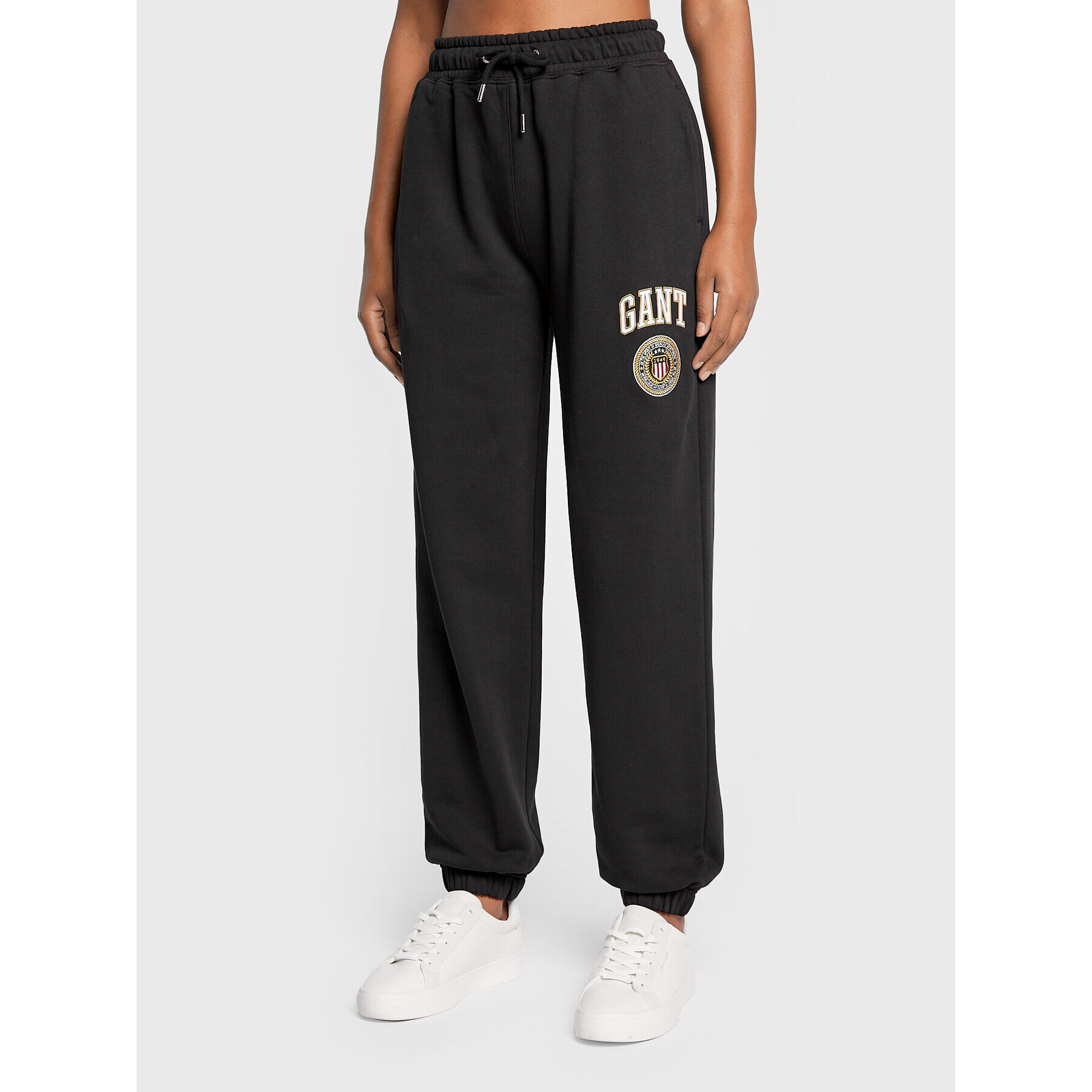 Gant Долнище анцуг Crest Shield 4203916 Черен Relaxed Fit - Pepit.bg