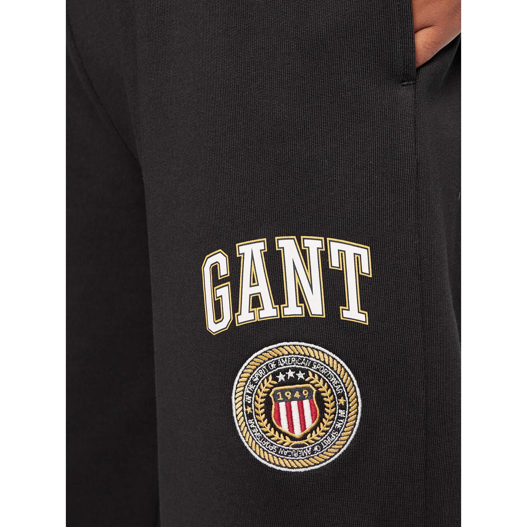 Gant Долнище анцуг Crest Shield 4203916 Черен Relaxed Fit - Pepit.bg