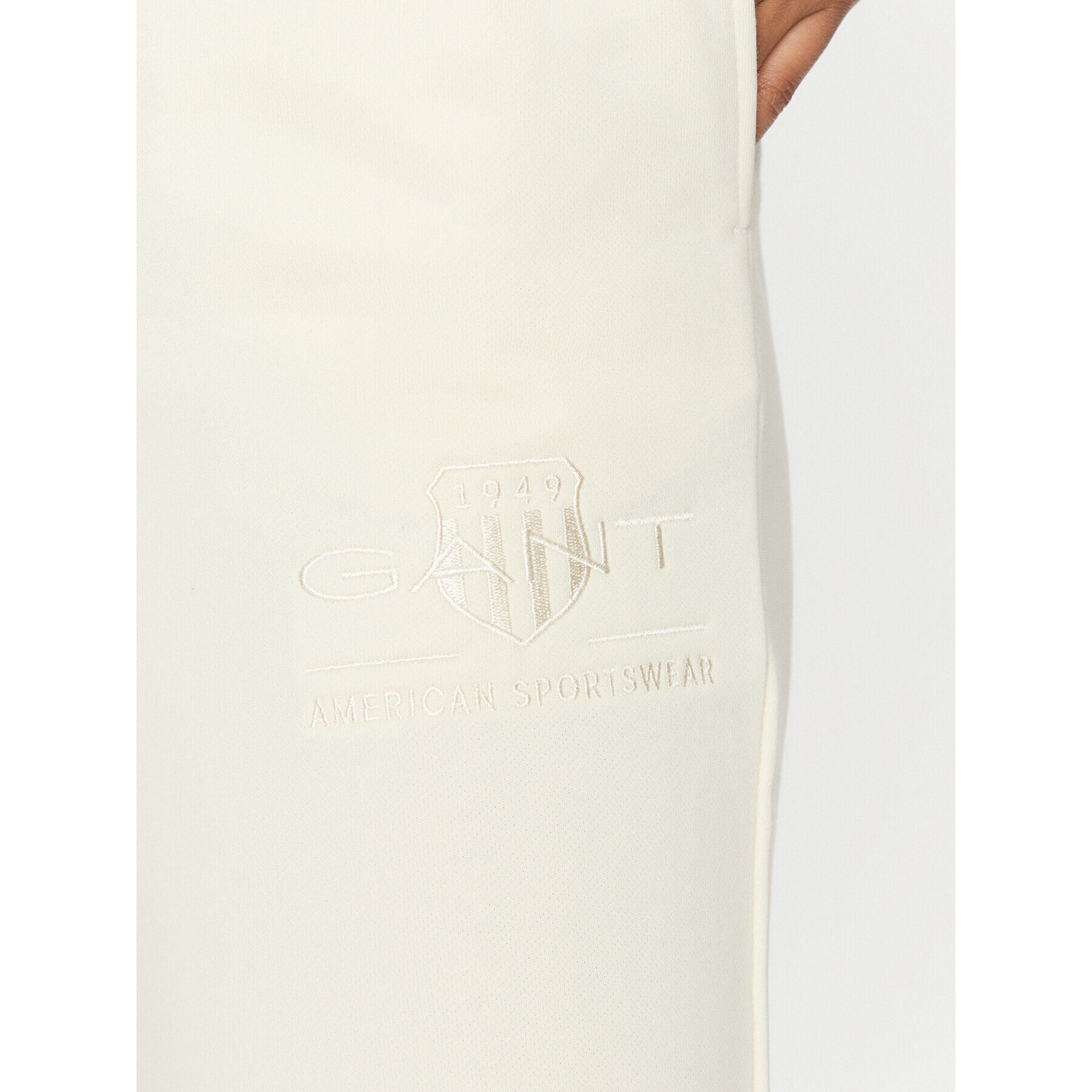 Gant Долнище анцуг Reg Tonal Shield 4200709 Екрю Regular Fit - Pepit.bg