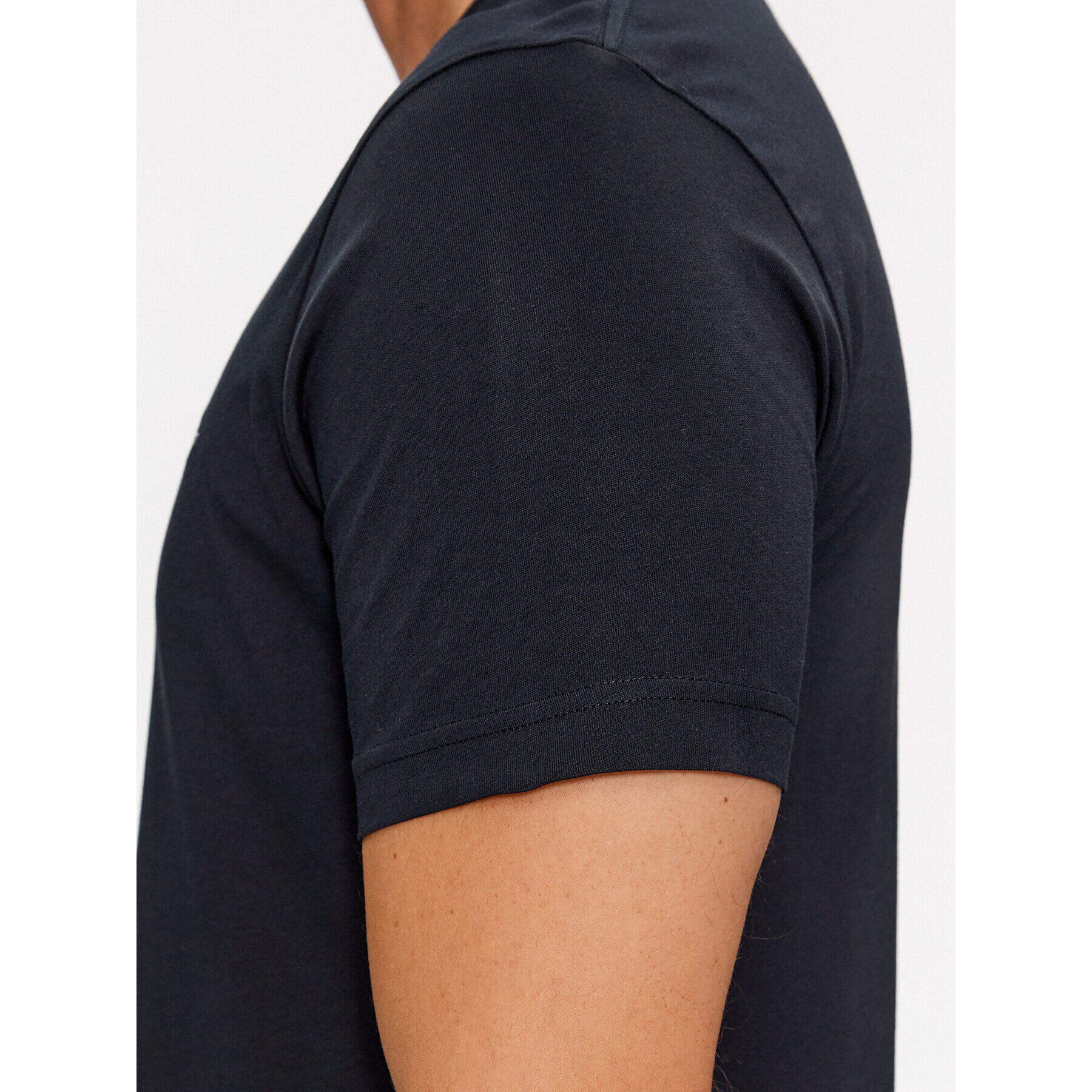 Gant Тишърт Slim Shield V-Neck 2003186 Черен Slim Fit - Pepit.bg