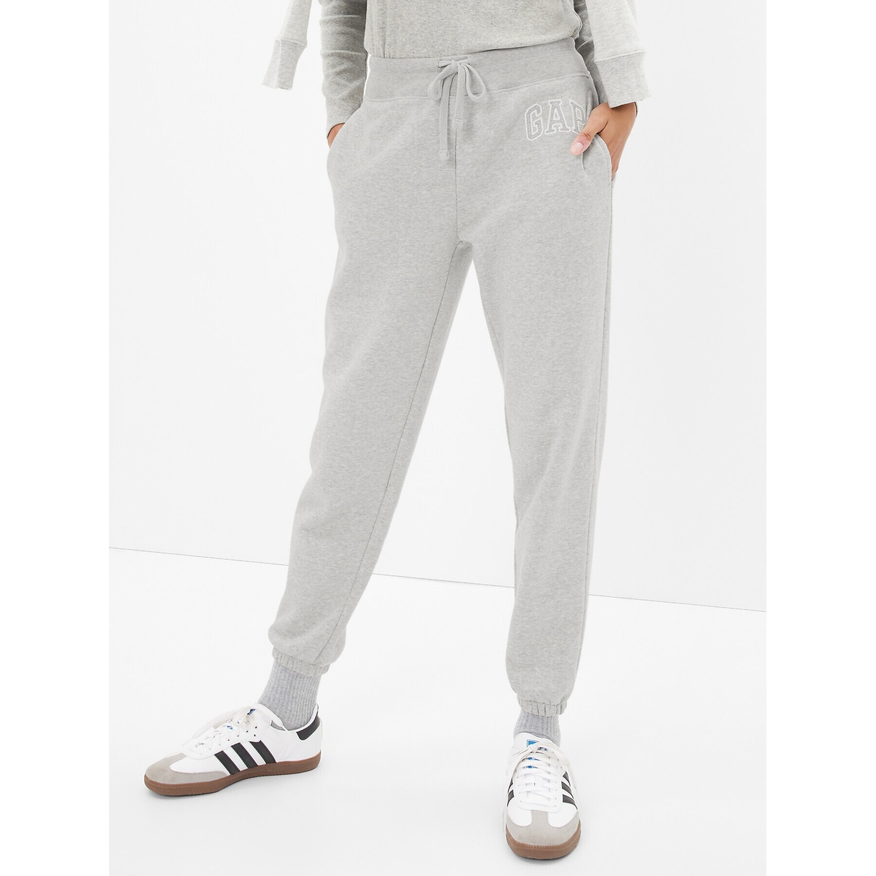 Gap Долнище анцуг 463492-02 Сив Regular Fit - Pepit.bg