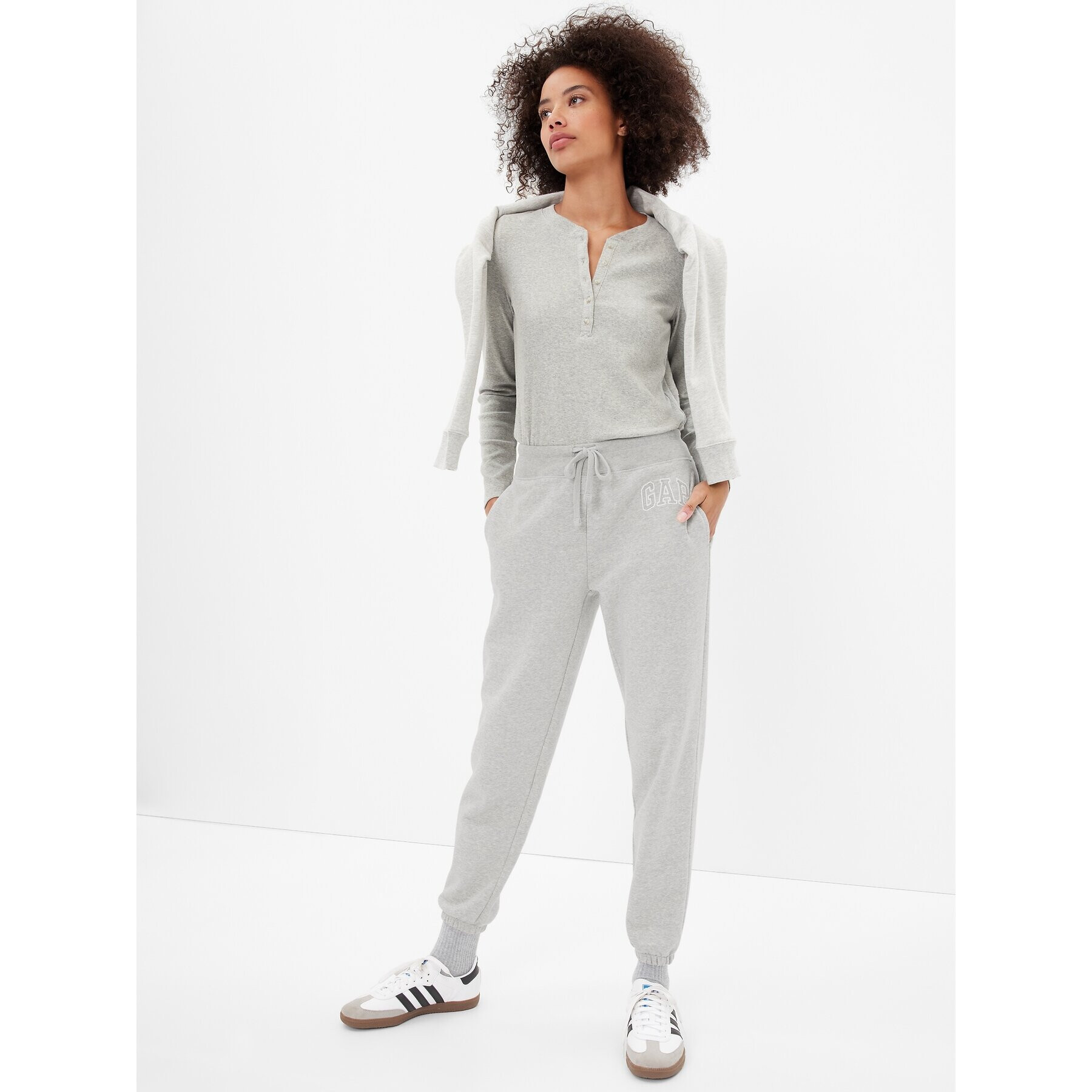Gap Долнище анцуг 463492-02 Сив Regular Fit - Pepit.bg