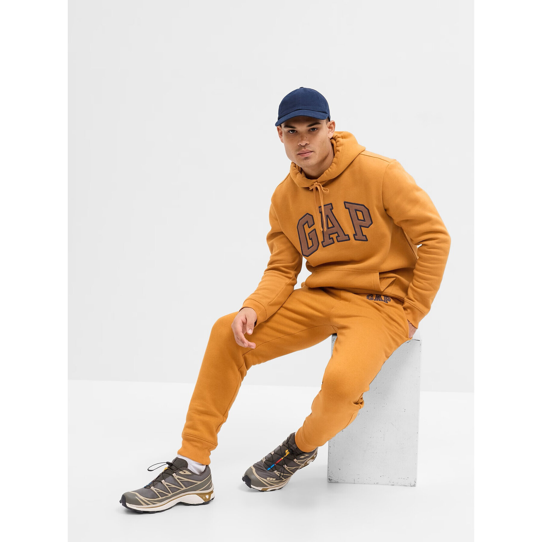 Gap Долнище анцуг 753733-00 Кафяв Regular Fit - Pepit.bg