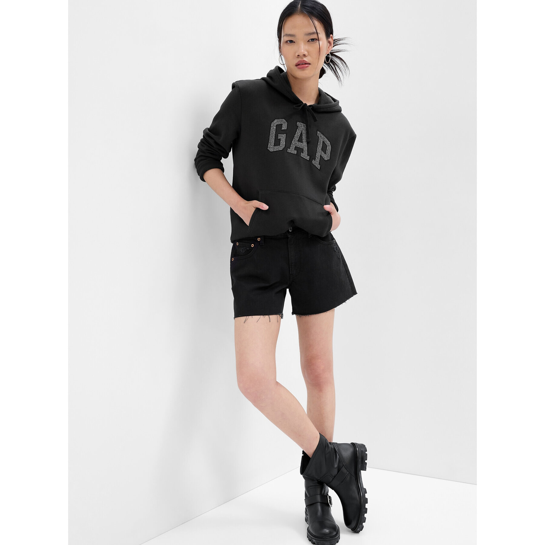 Gap Суитшърт 796099-01 Черен Regular Fit - Pepit.bg