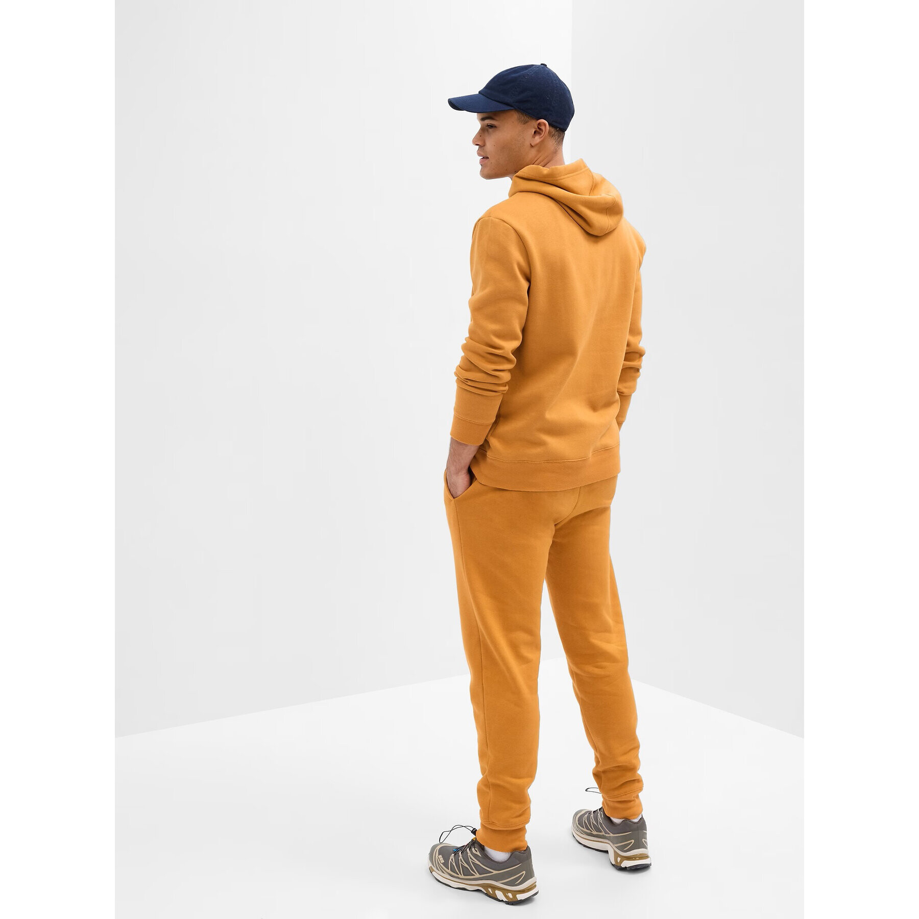 Gap Суитшърт 796457-02 Кафяв Regular Fit - Pepit.bg