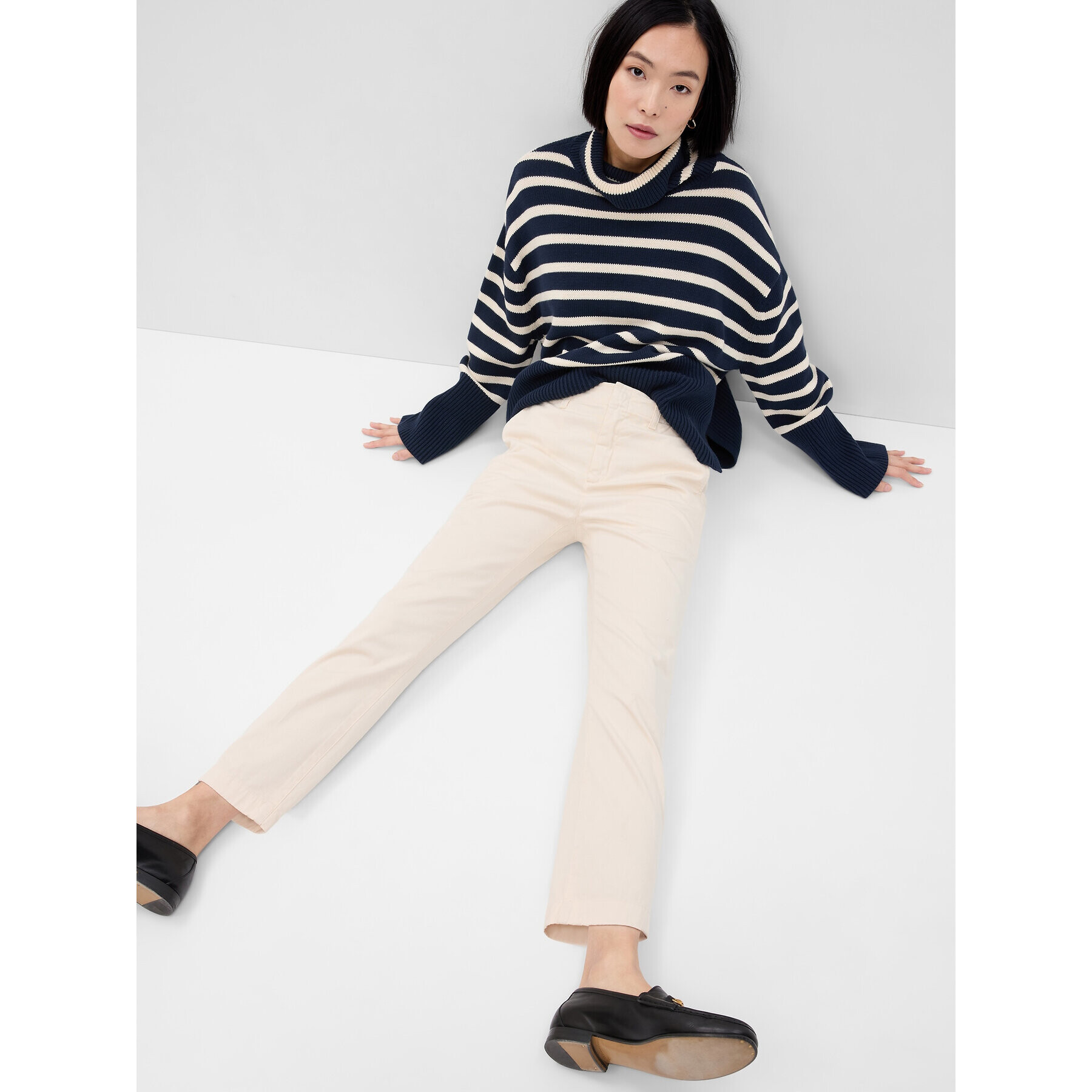 Gap Текстилни панталони 541213-00 Екрю Regular Fit - Pepit.bg