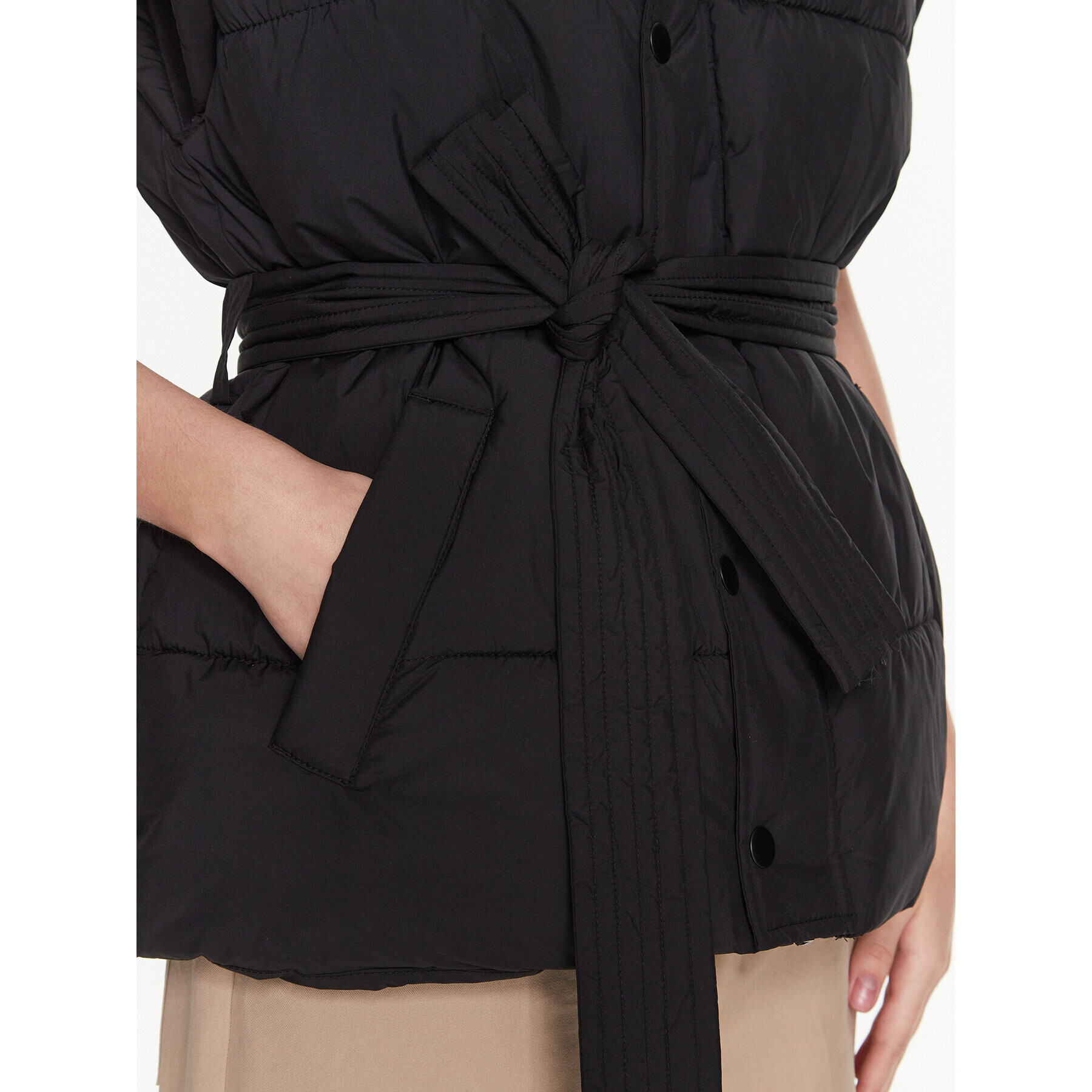 Gina Tricot Елек Leandra 17905 Черен Relaxed Fit - Pepit.bg