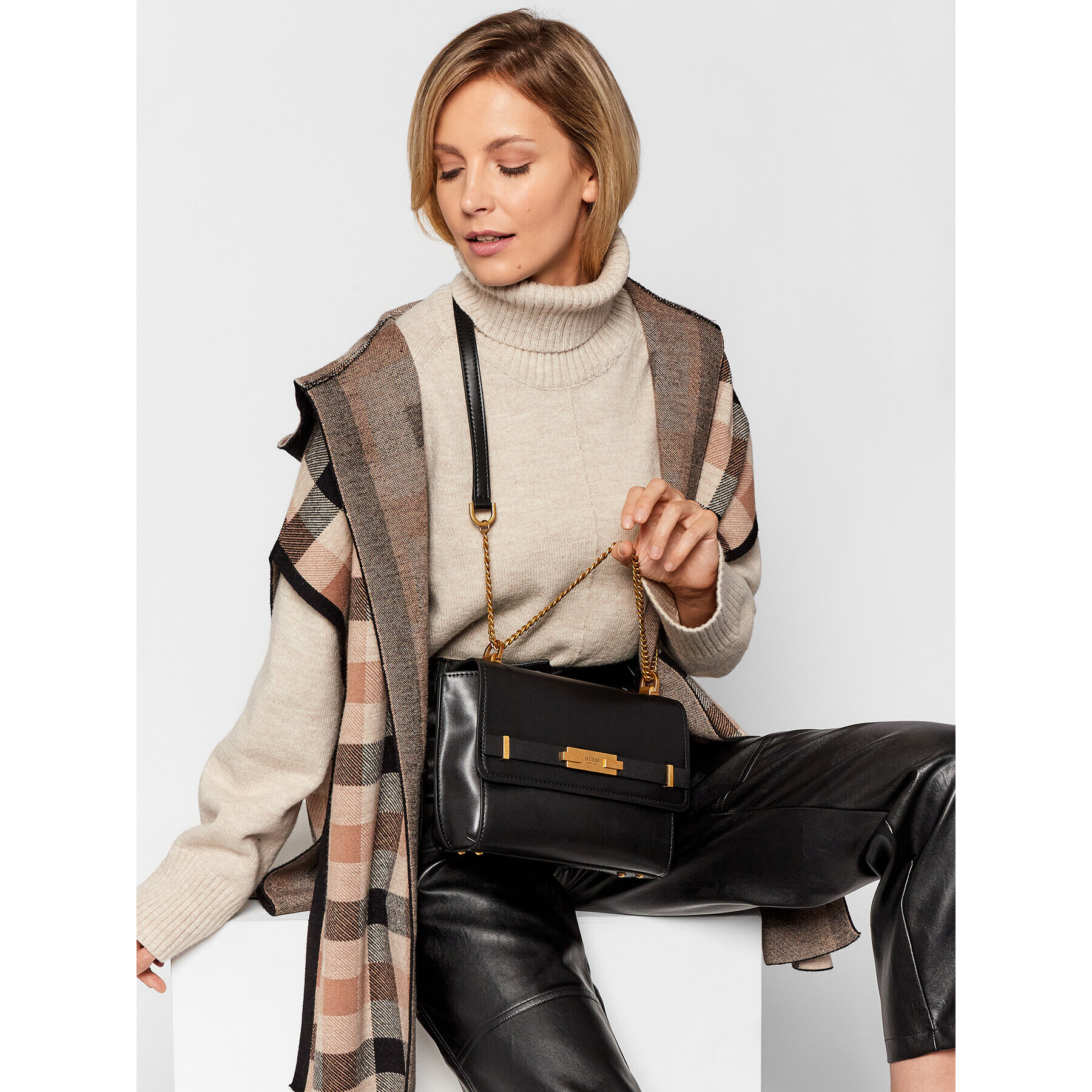 Guess Дамска чанта Bea HWVB81 32210 Черен - Pepit.bg