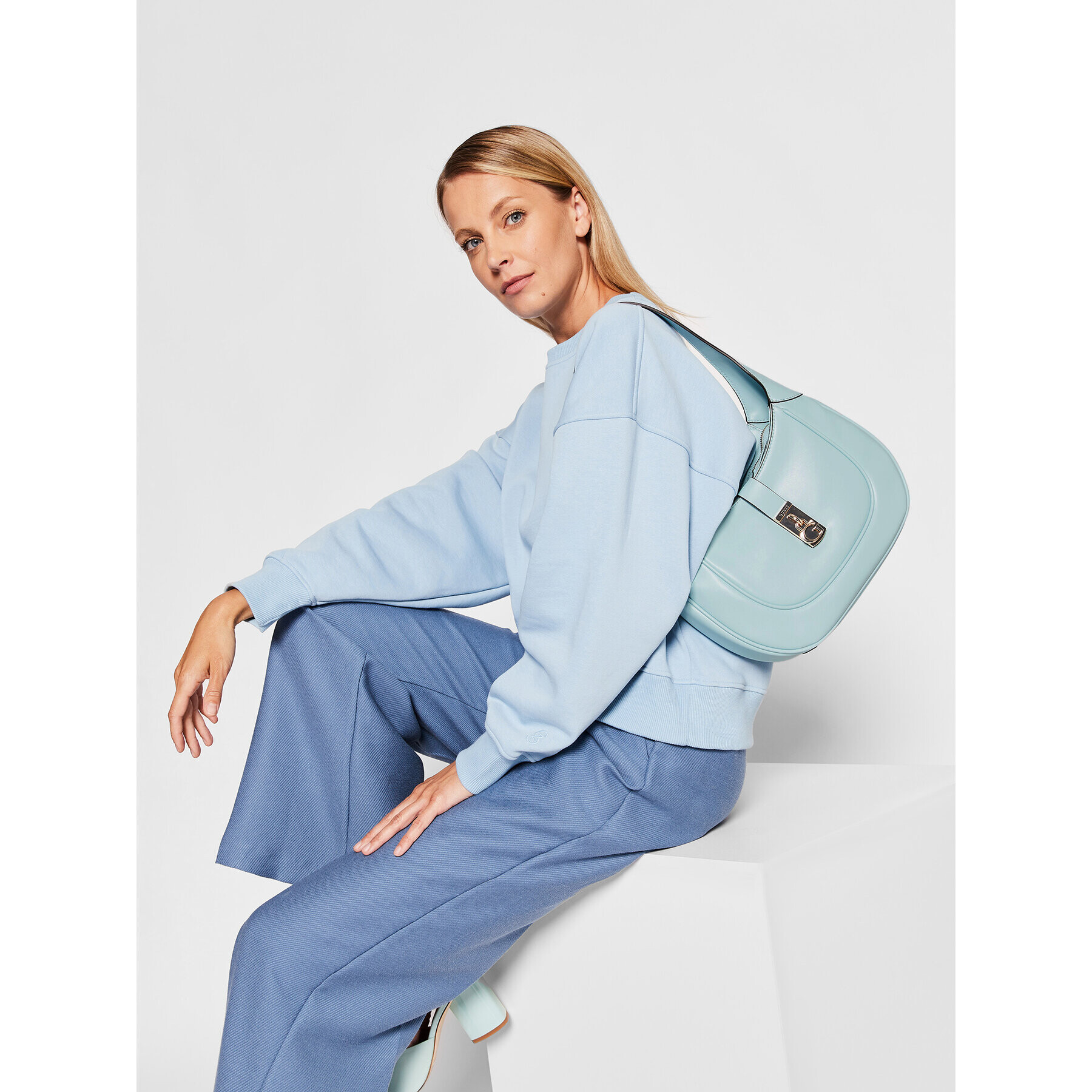 Guess Дамска чанта Maimie HWVG84 09020 Син - Pepit.bg
