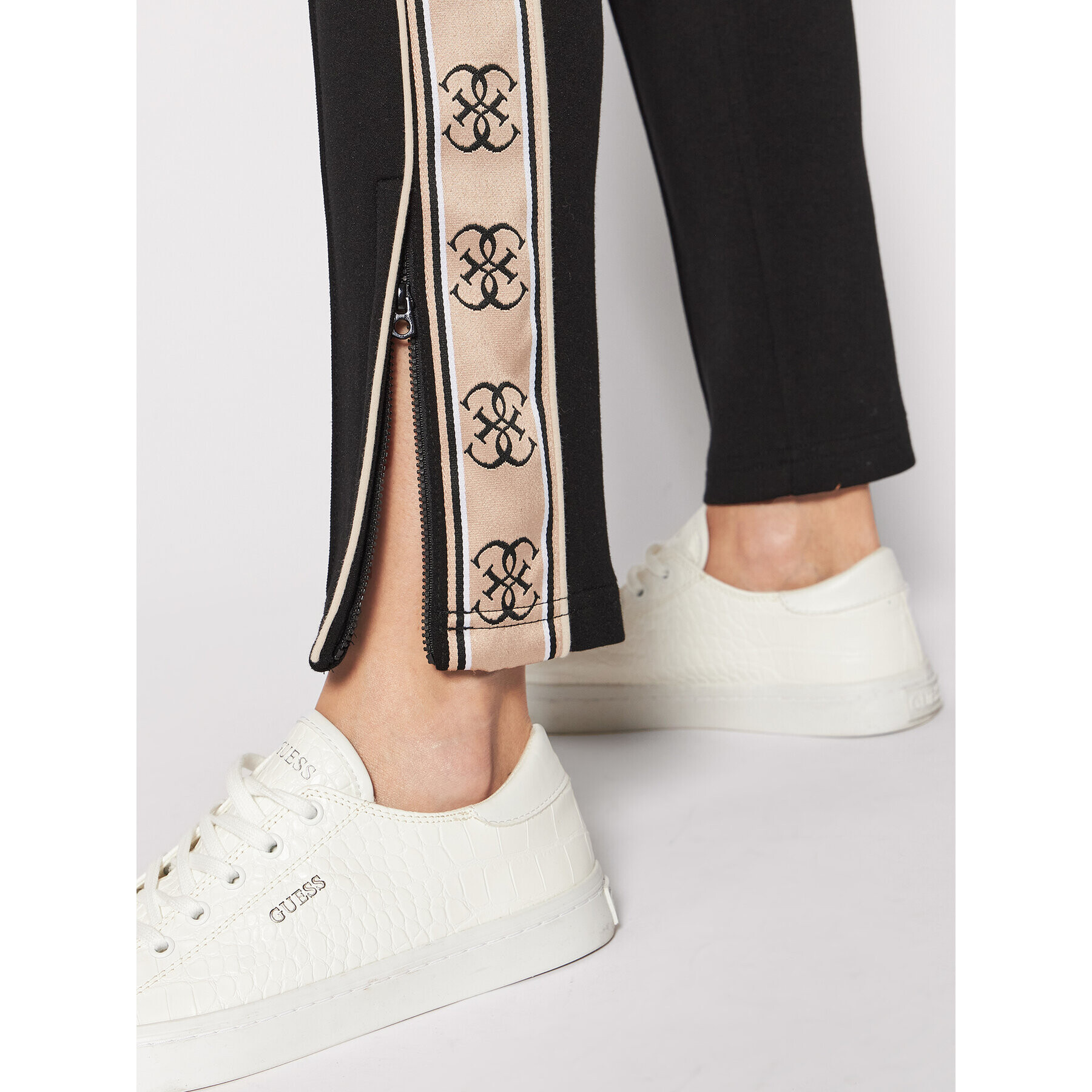 Guess Долнище анцуг 4G Logo Tape V2RB26 KA3P1 Черен Regular Fit - Pepit.bg