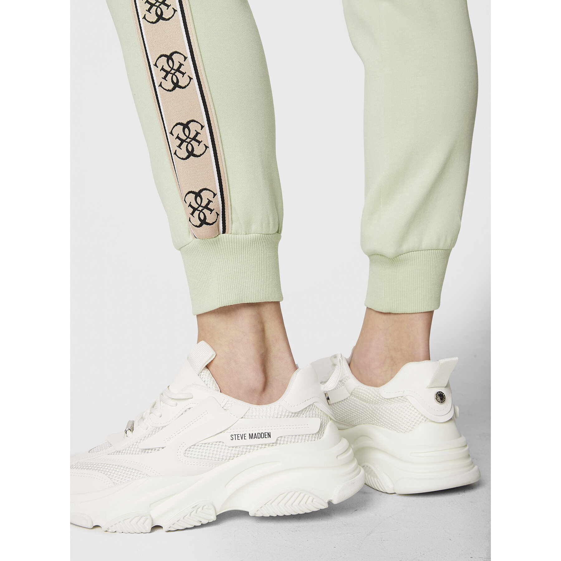 Guess Долнище анцуг V2RB05 KA3P1 Зелен Regular Fit - Pepit.bg