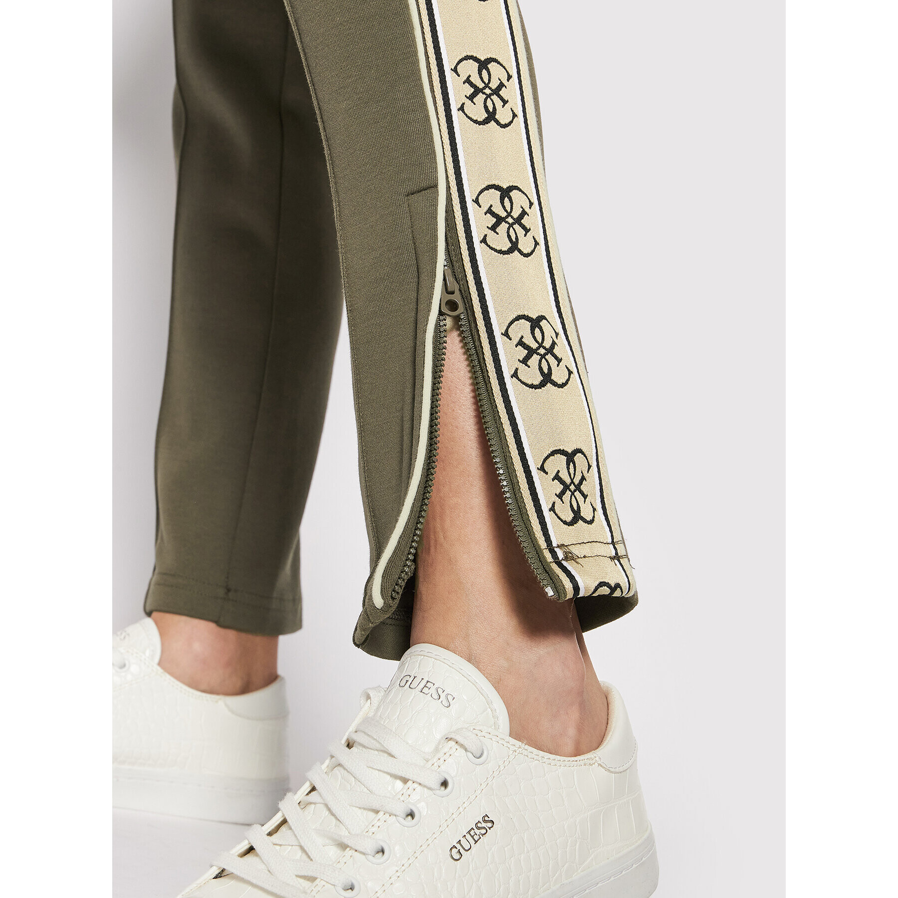 Guess Долнище анцуг V2RB26 KA3P1 Зелен Regular Fit - Pepit.bg
