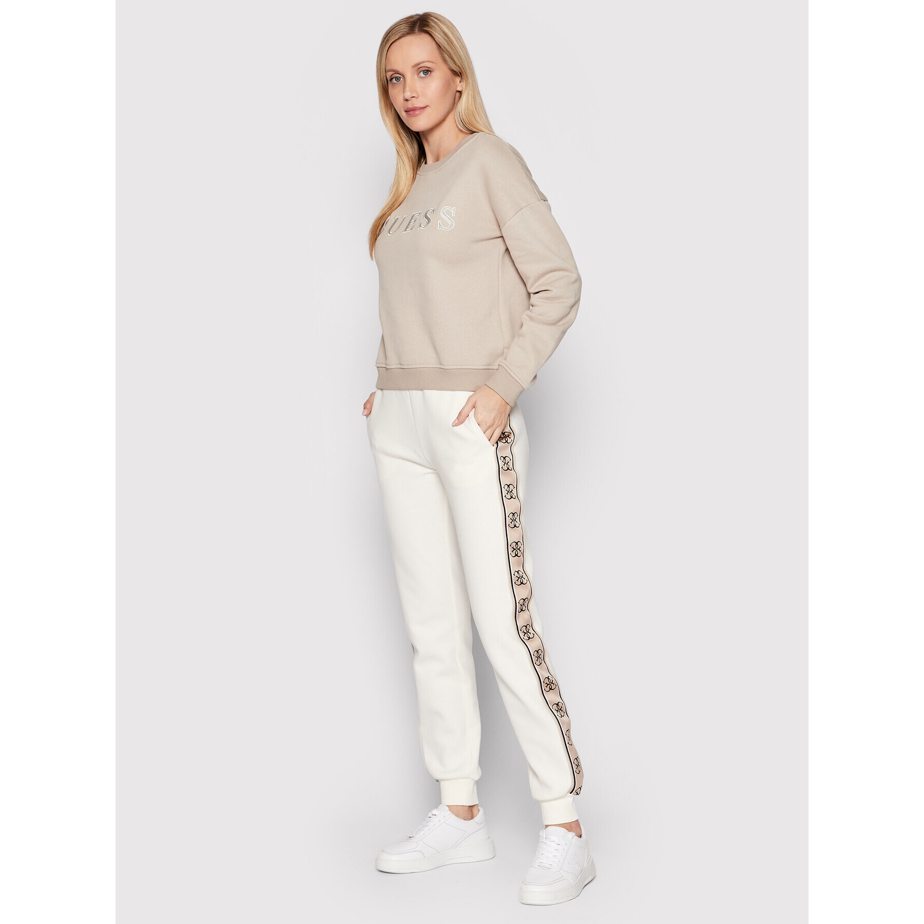 Guess Долнище анцуг V2YB15 KA3P1 Бежов Regular Fit - Pepit.bg