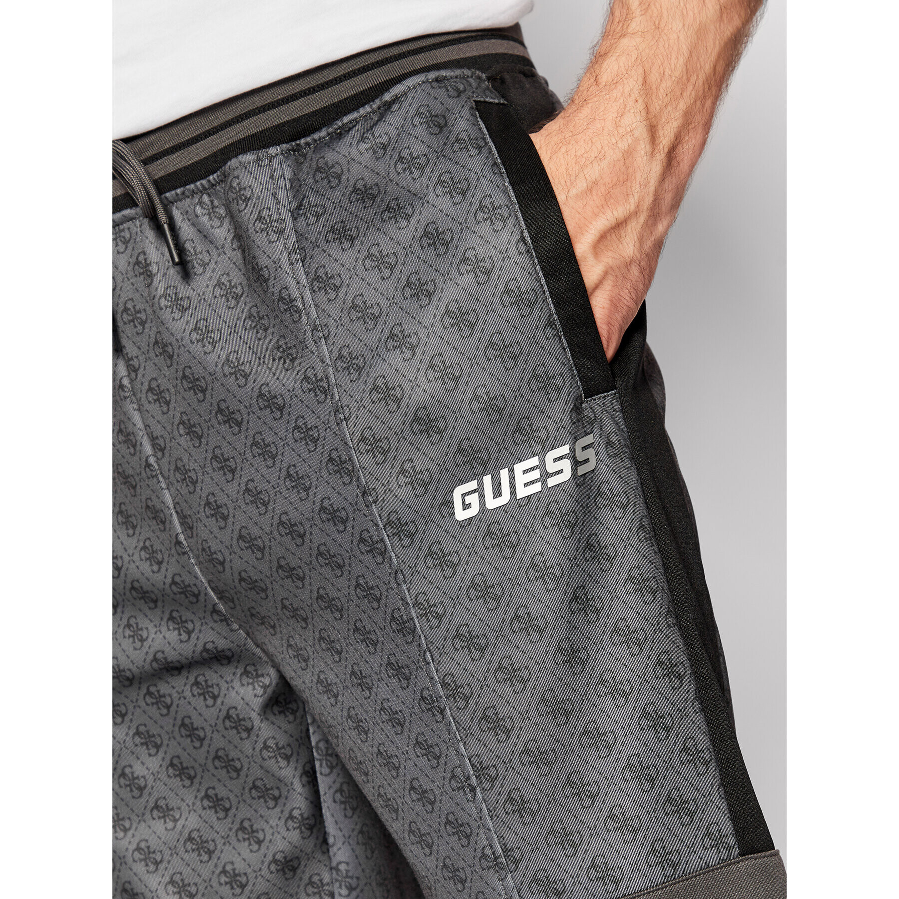 Guess Долнище анцуг Over Logo Z2YB08 FL04Q Черен Regular Fit - Pepit.bg