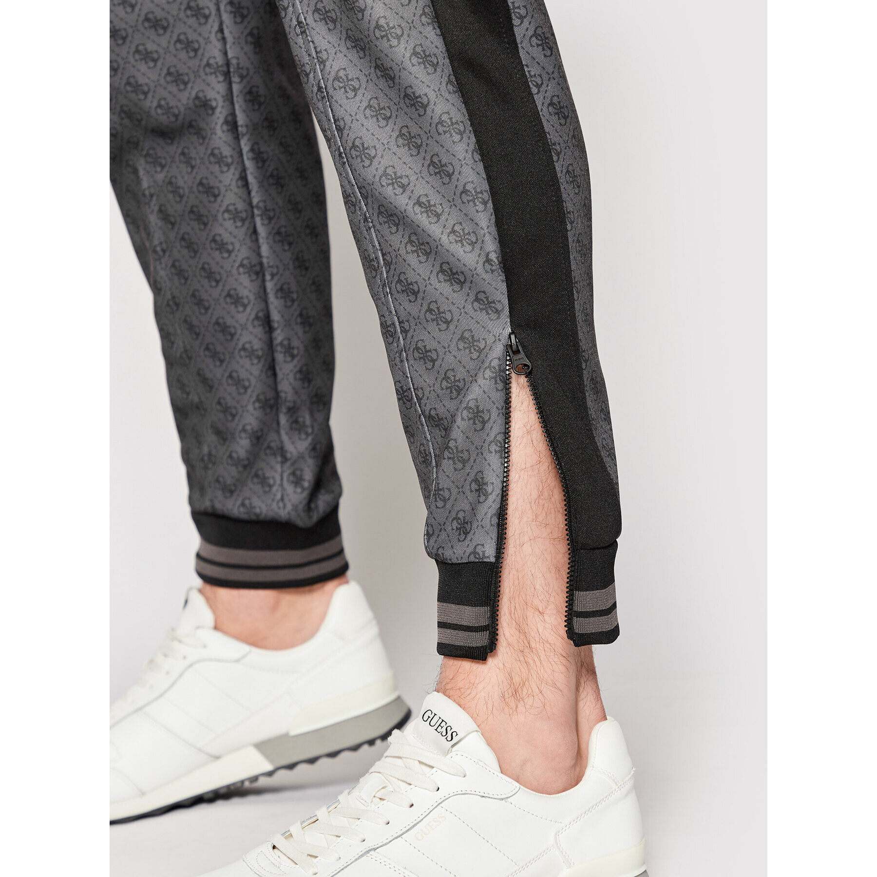 Guess Долнище анцуг Over Logo Z2YB08 FL04Q Черен Regular Fit - Pepit.bg