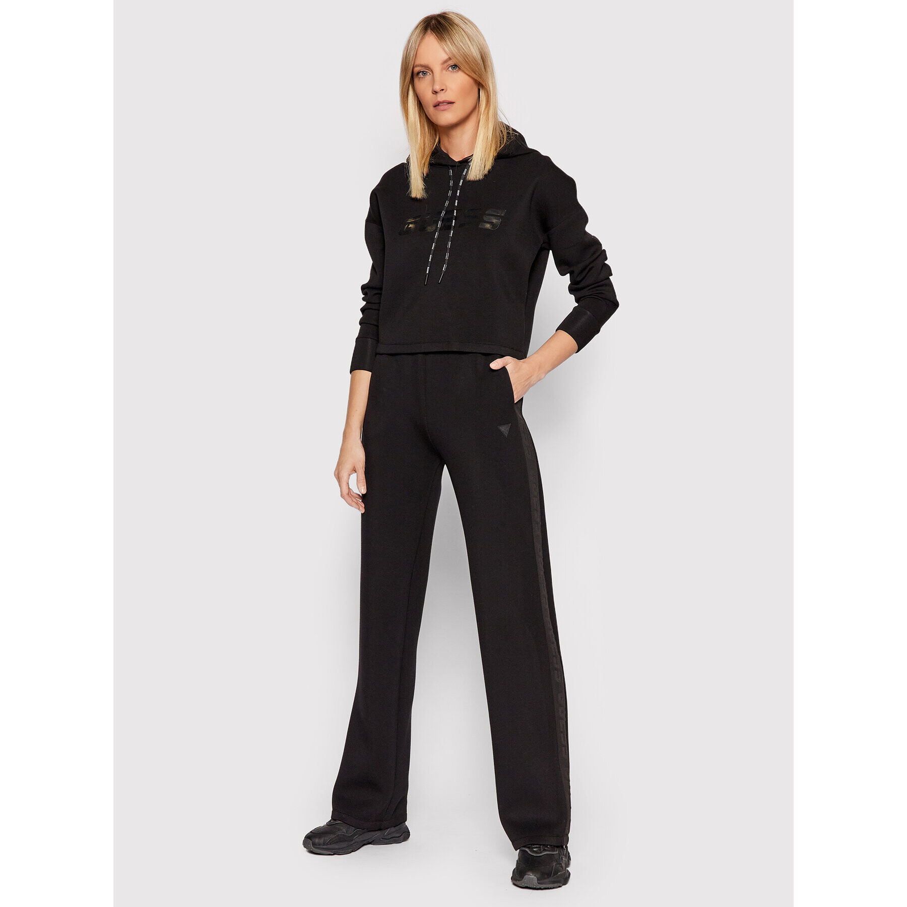 Guess Долнище анцуг V2RB12 K7UW2 Черен Relaxed Fit - Pepit.bg