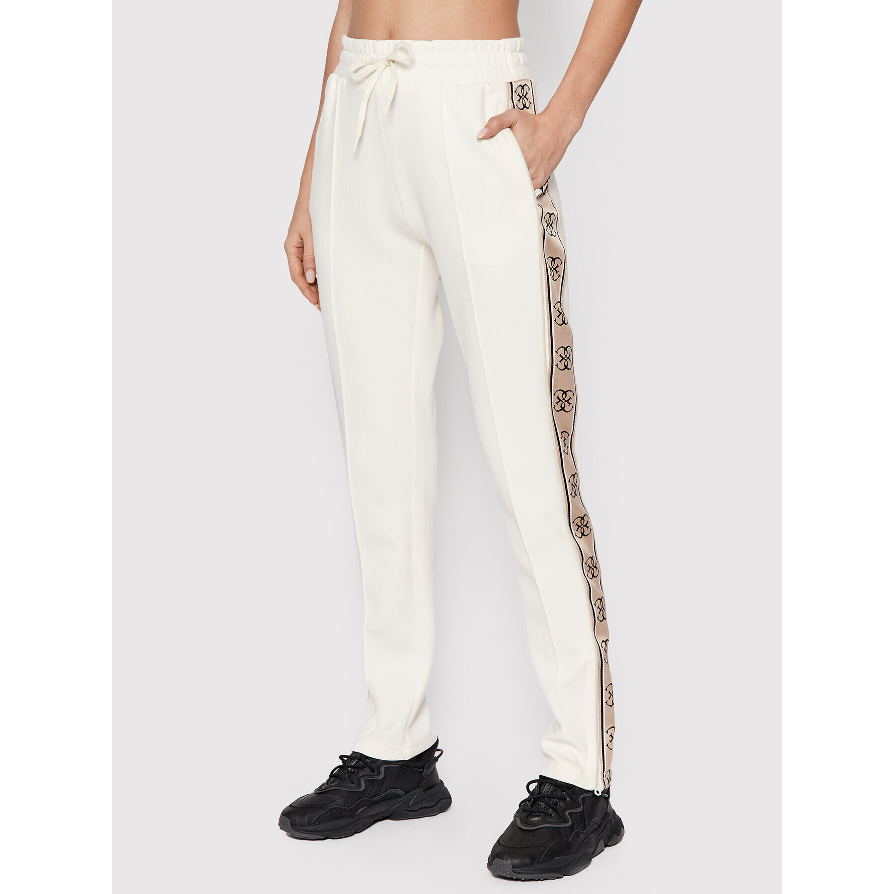 Guess Долнище анцуг V2RB26 KA3P1 Бежов Regular Fit - Pepit.bg